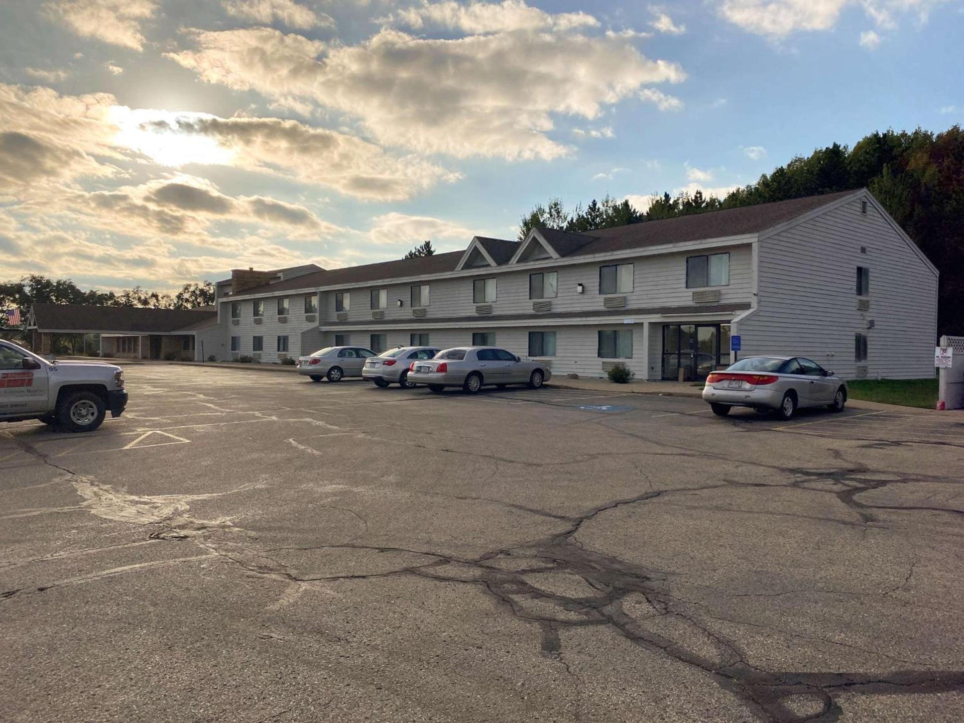 Motel 6 Norway MI photo 2
