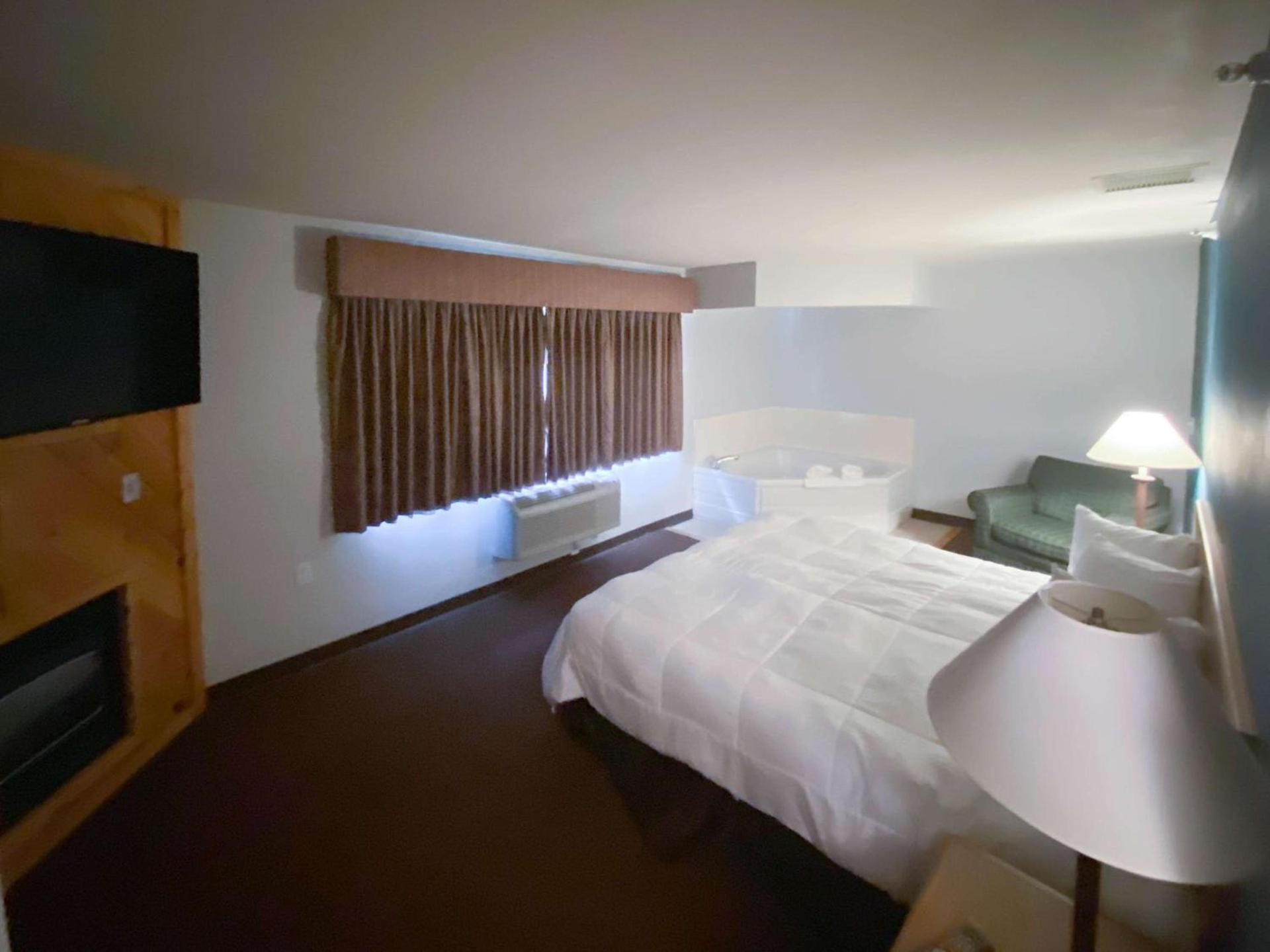 Motel 6 Norway MI photo 13