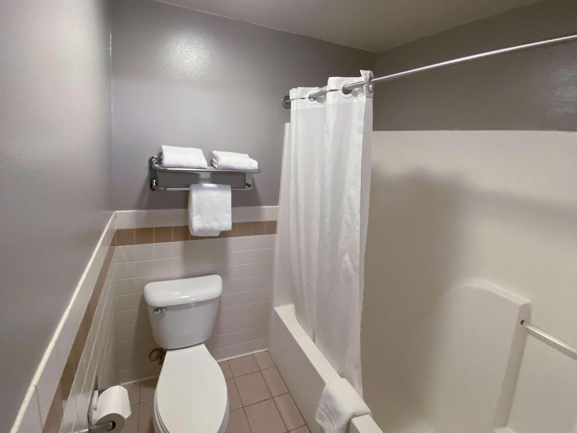 Motel 6 Norway MI photo 14