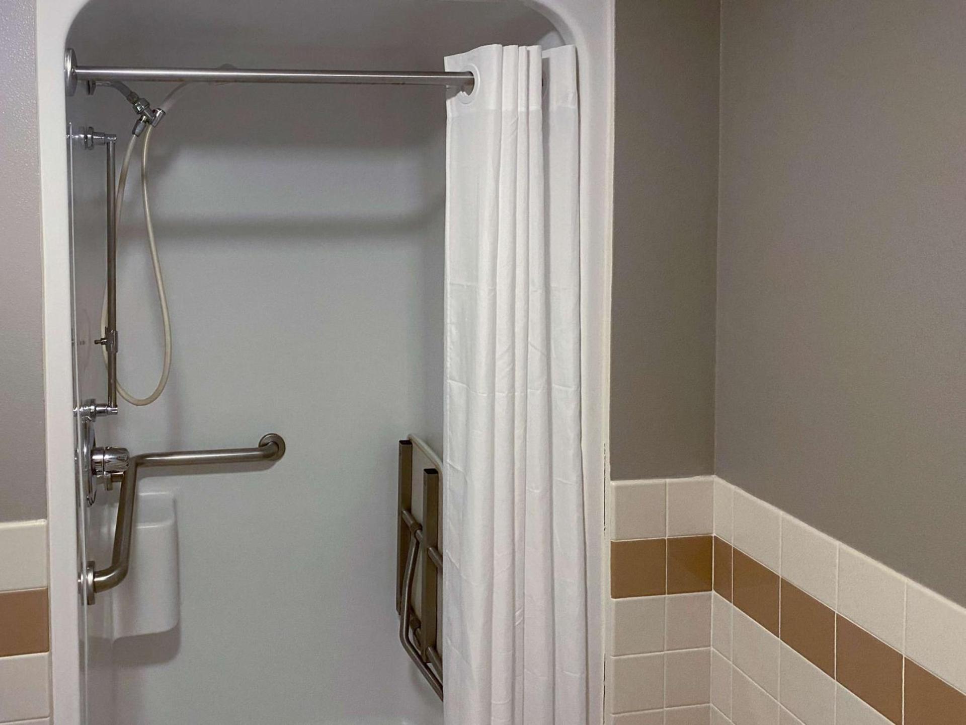 Motel 6 Norway MI photo 15