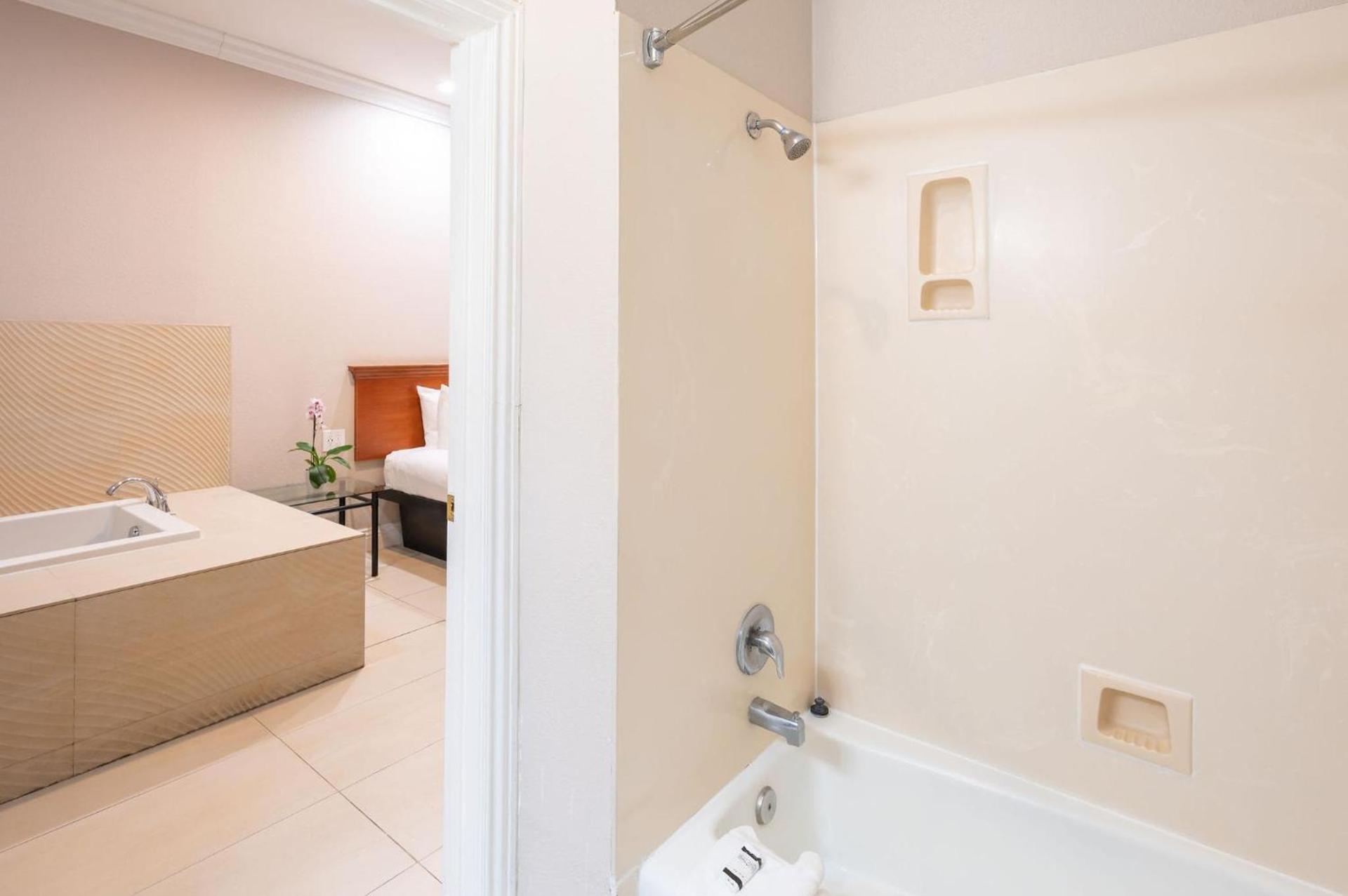 Ramada by Wyndham Redondo Beach photo 43