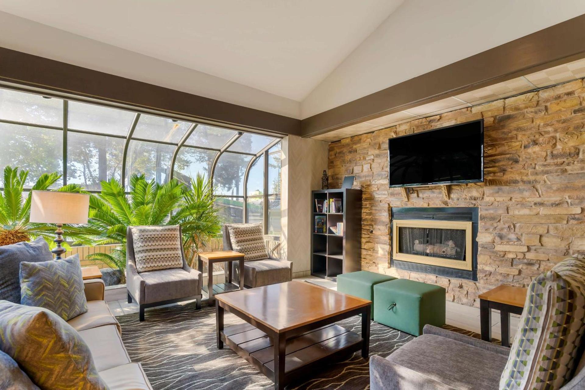 Best Western Plus Forest Park Inn photo 2