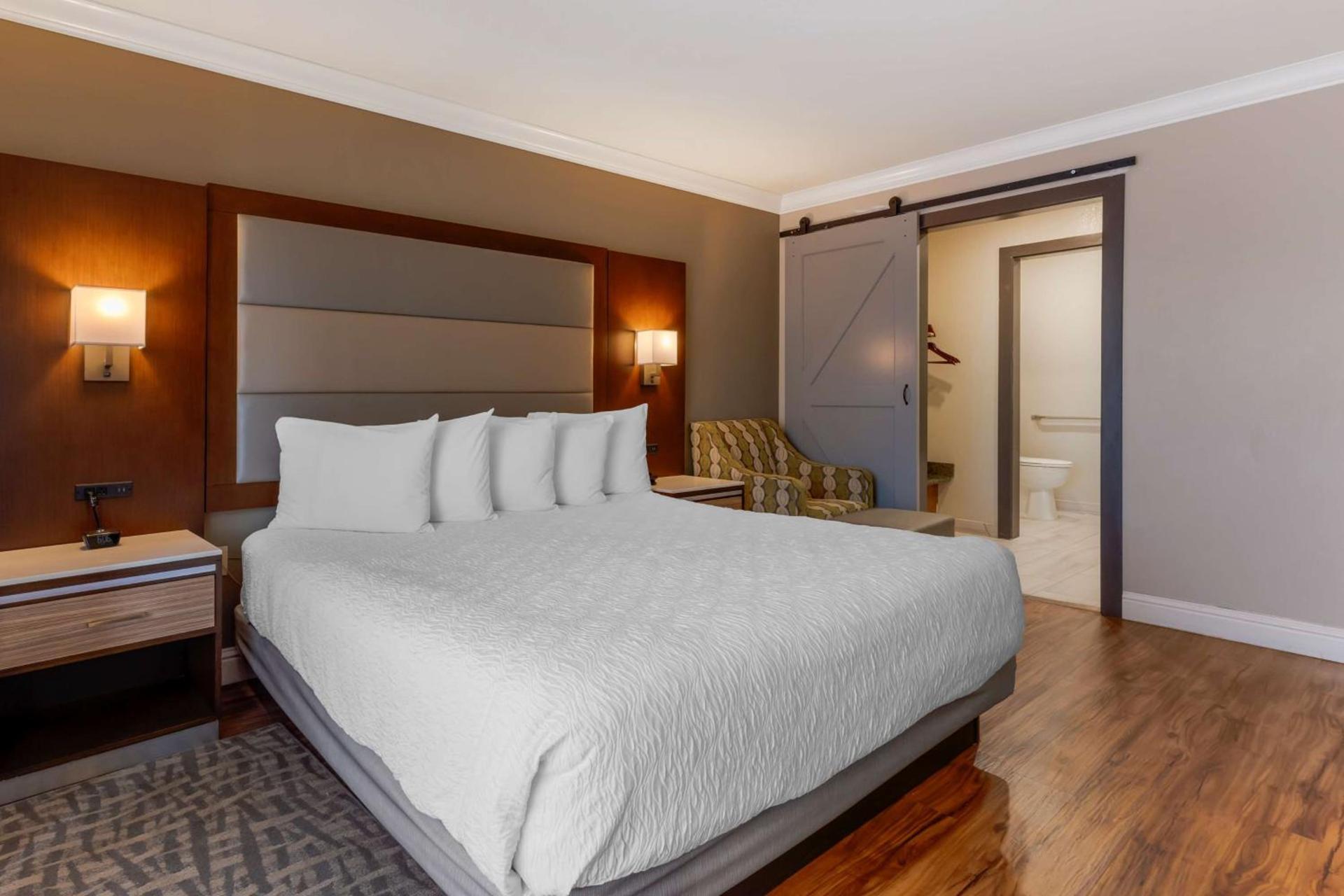 Best Western Plus Forest Park Inn photo 37