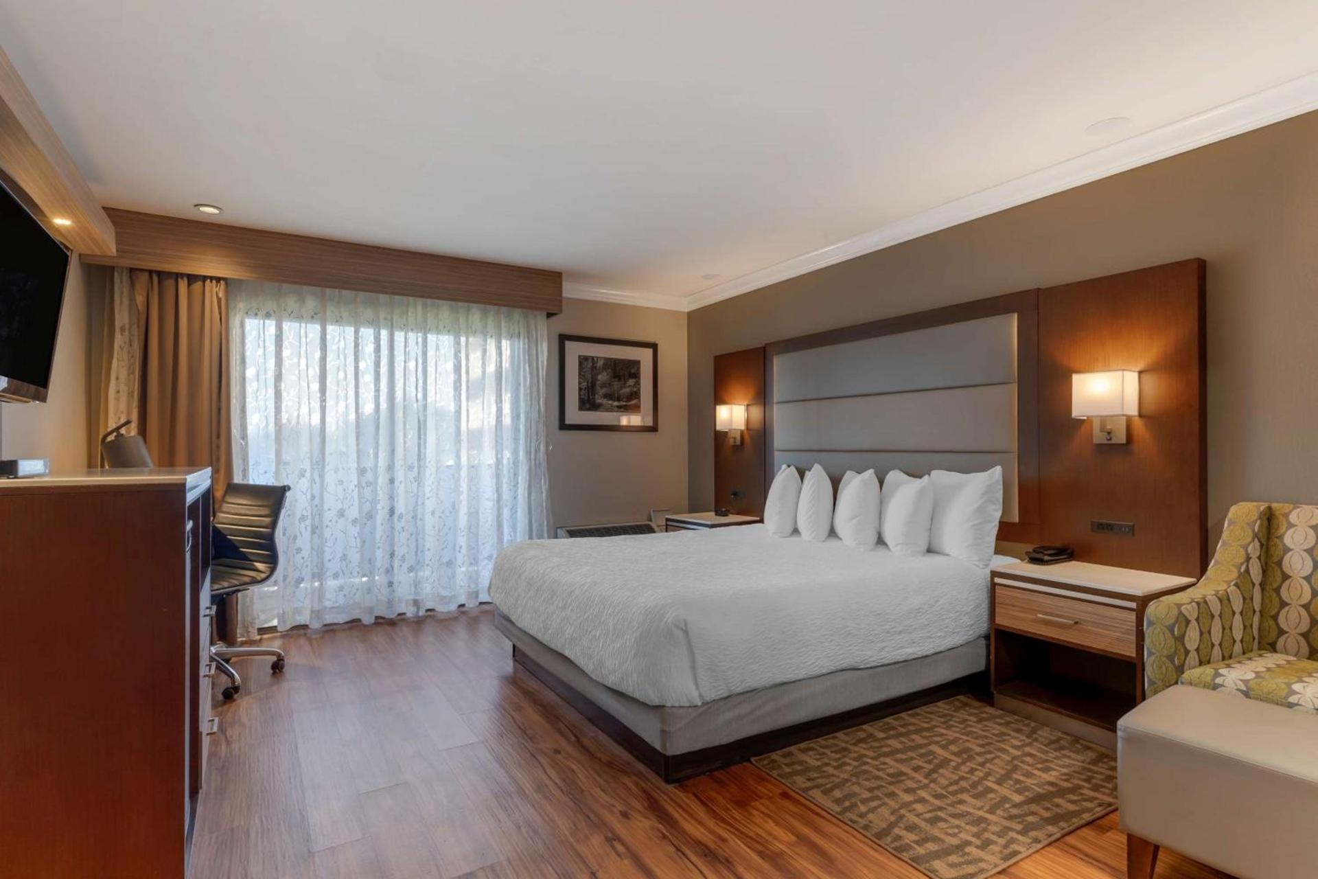 Best Western Plus Forest Park Inn photo 38