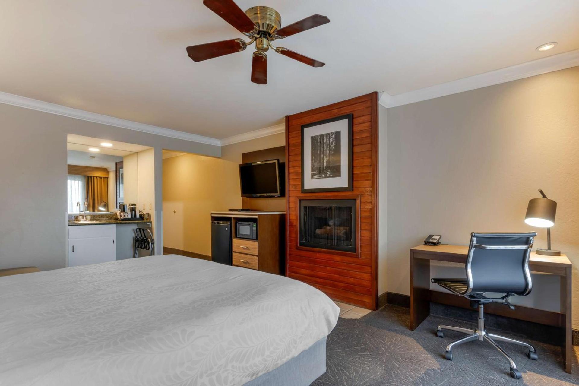 Best Western Plus Forest Park Inn photo 42