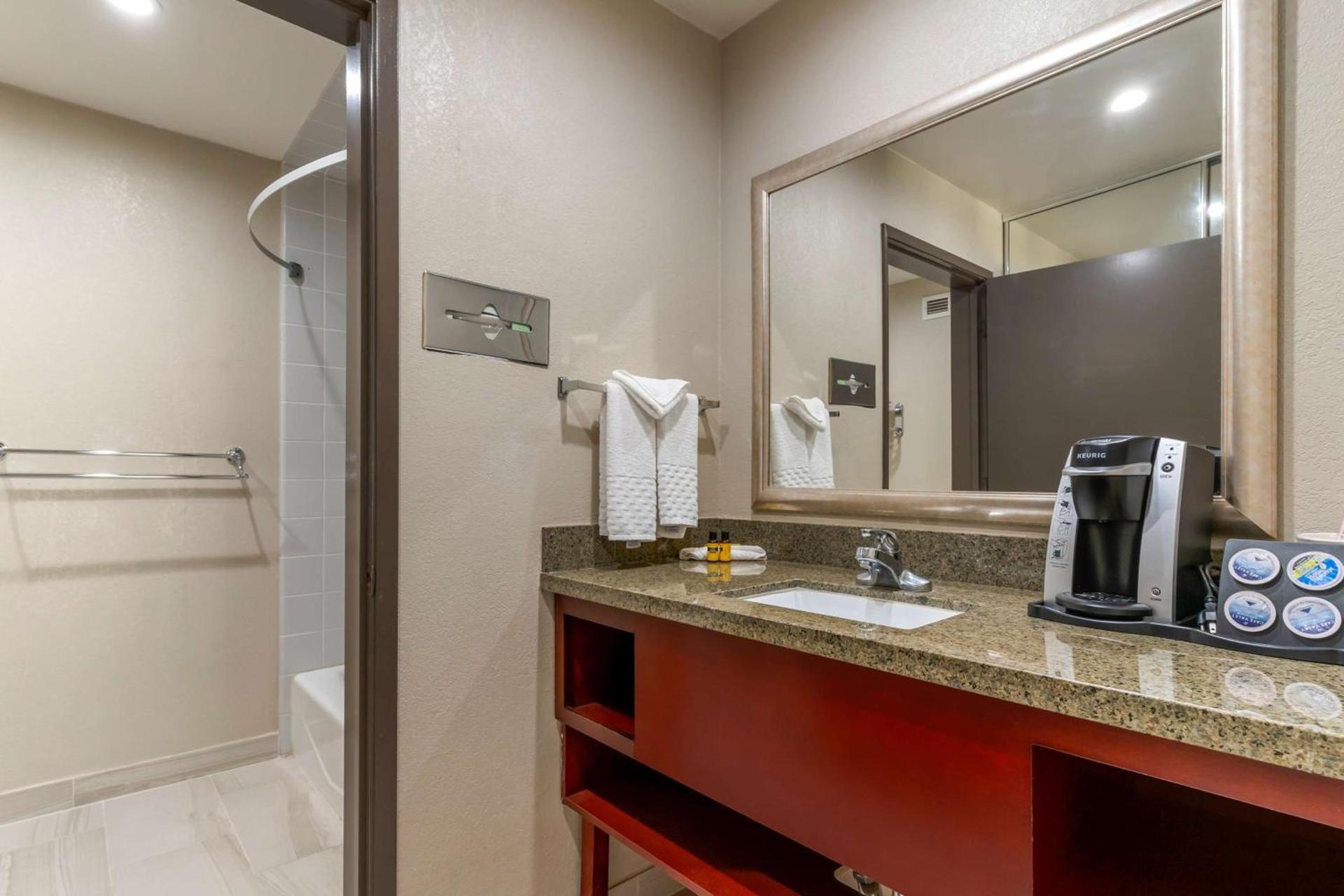 Best Western Plus Forest Park Inn photo 54