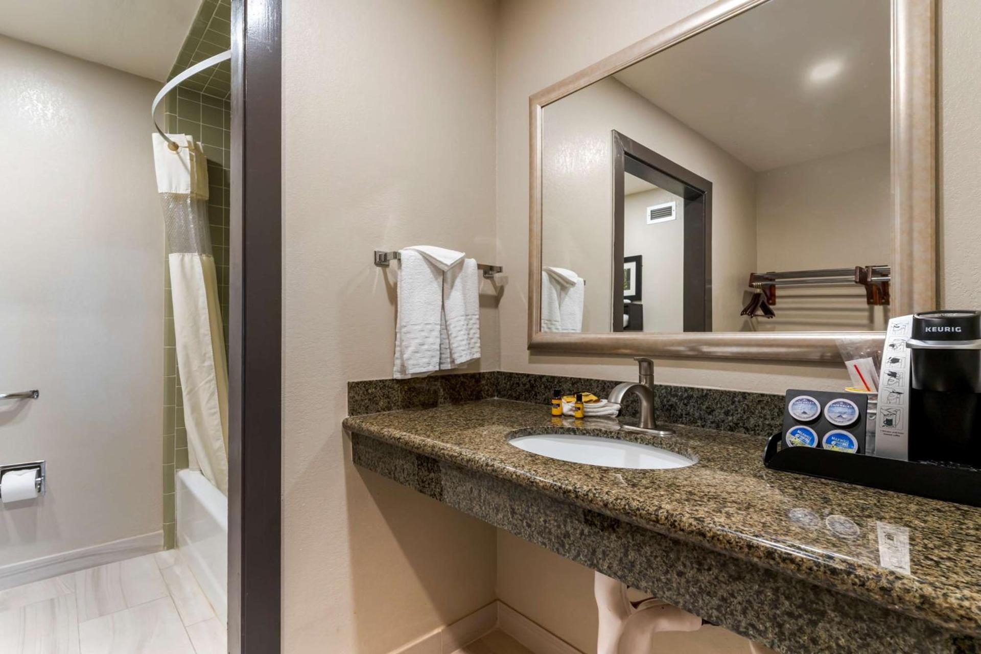 Best Western Plus Forest Park Inn photo 55