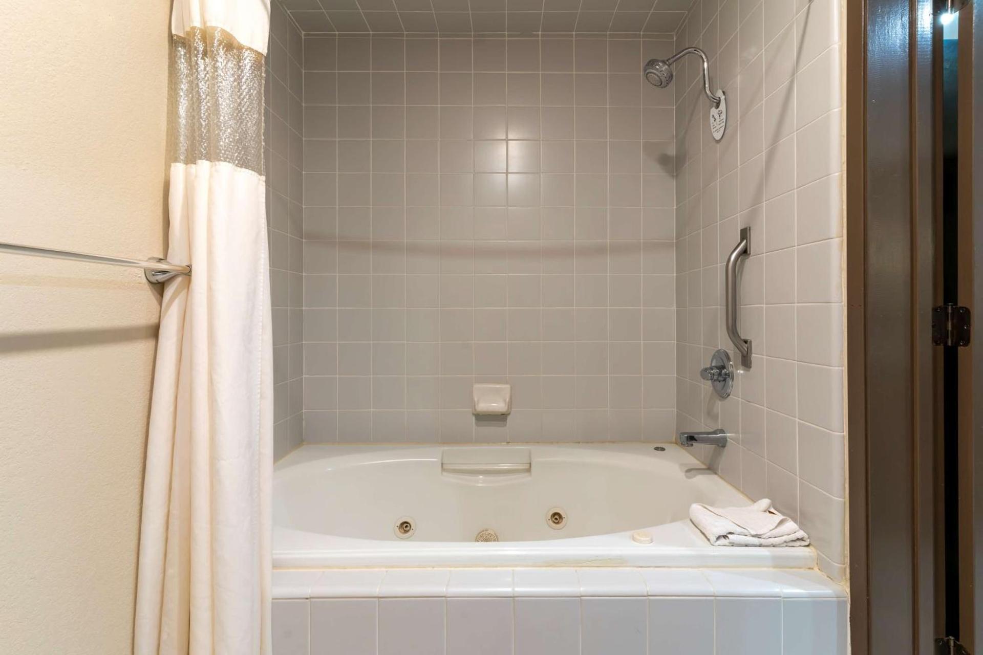 Best Western Plus Forest Park Inn photo 57