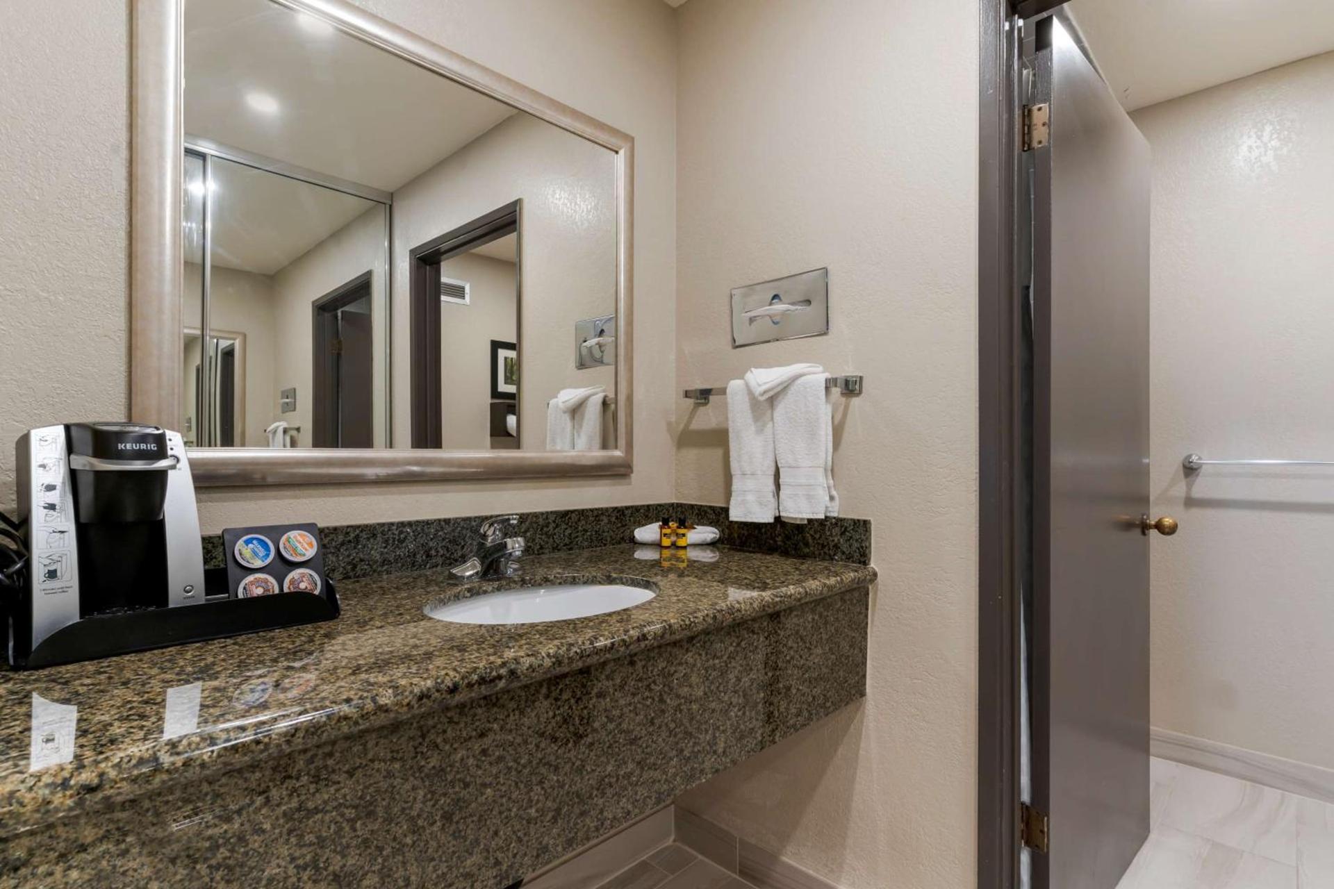 Best Western Plus Forest Park Inn photo 48