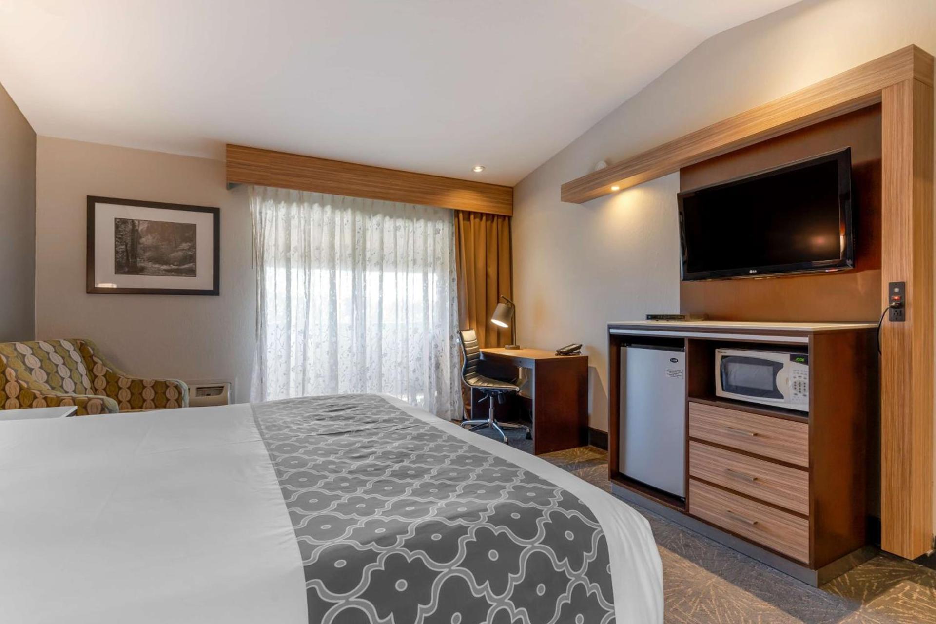 Best Western Plus Forest Park Inn photo 47