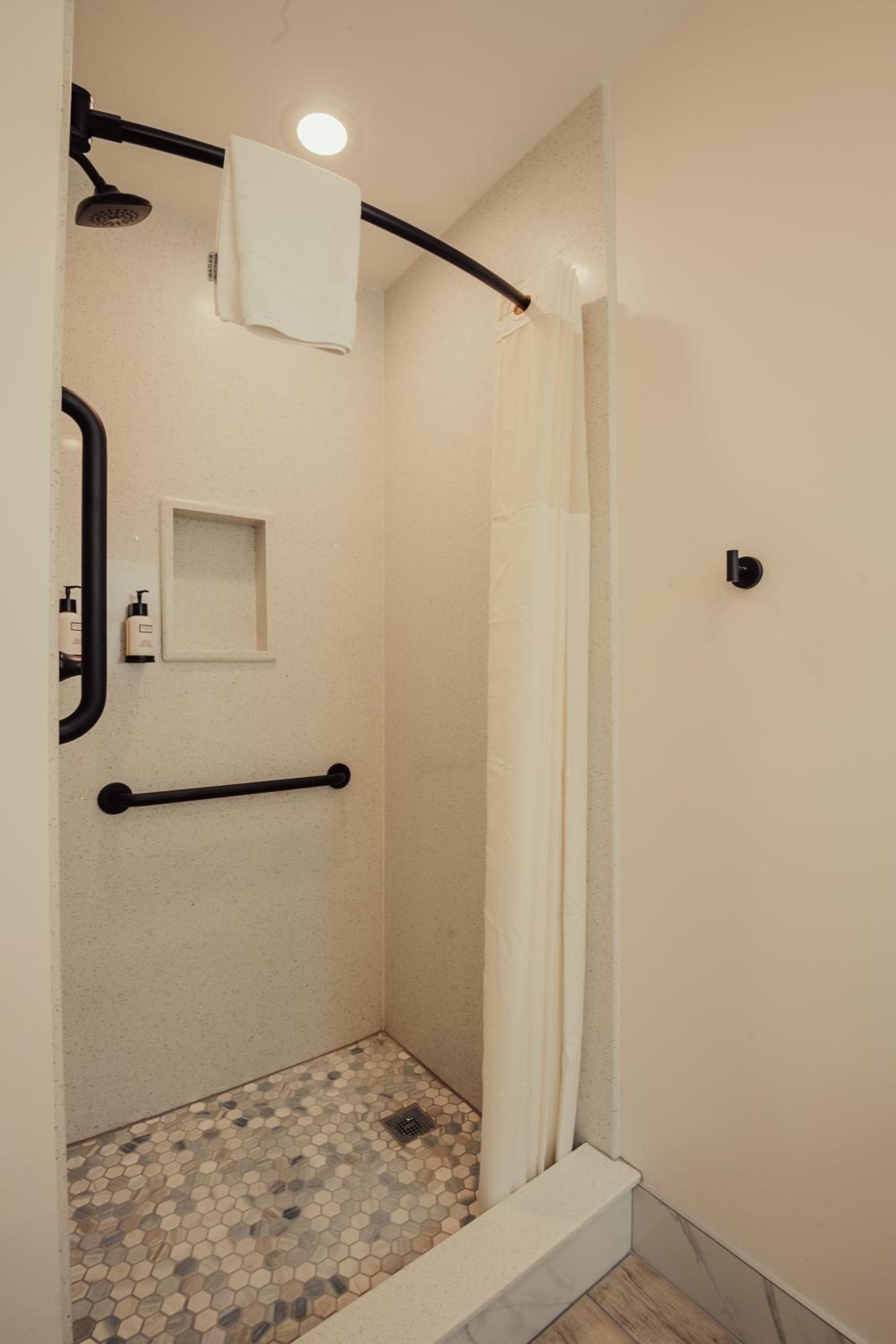 Blufftop Inn & Suites - Wharf/Restaurant District photo 22