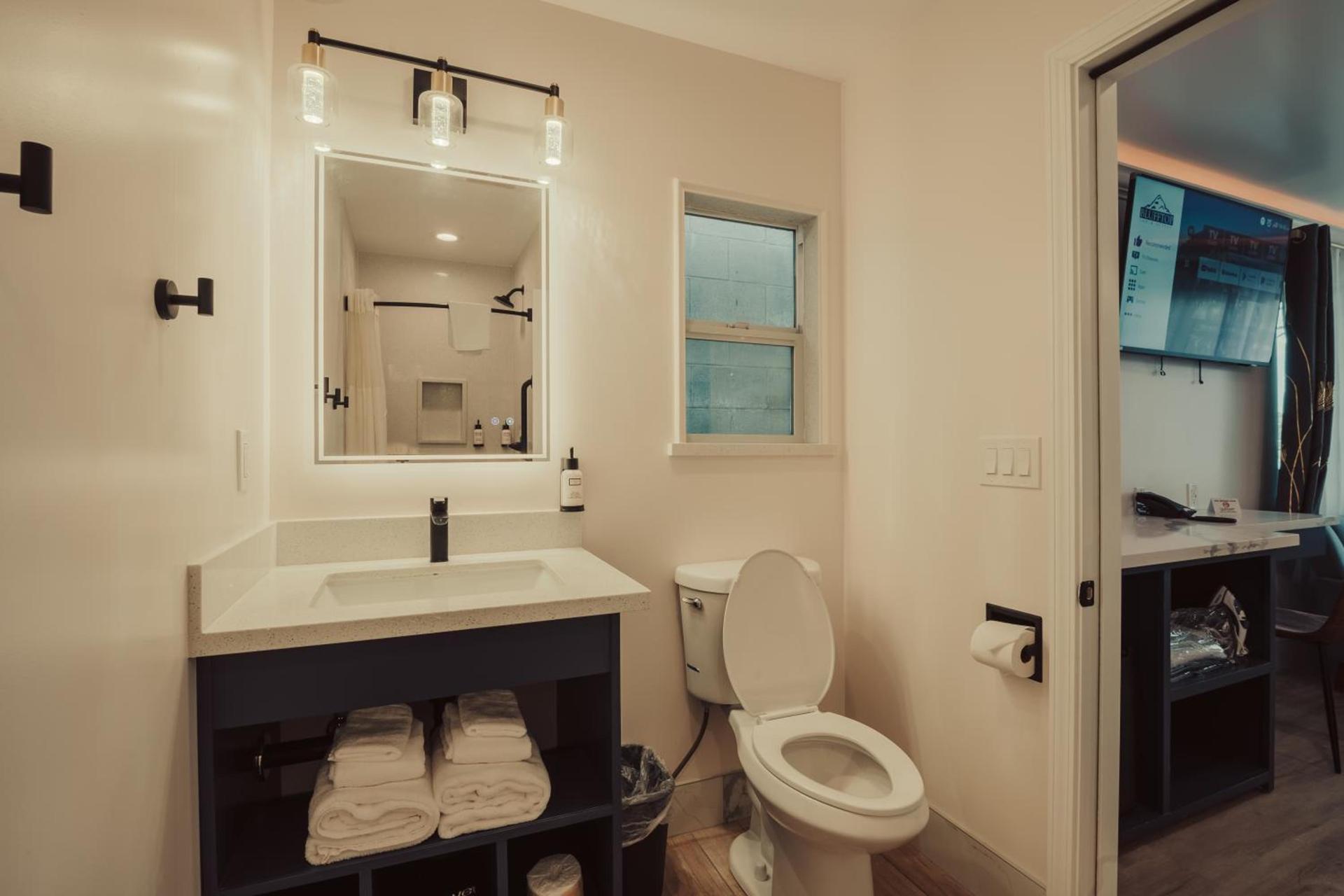 Blufftop Inn & Suites - Wharf/Restaurant District photo 79