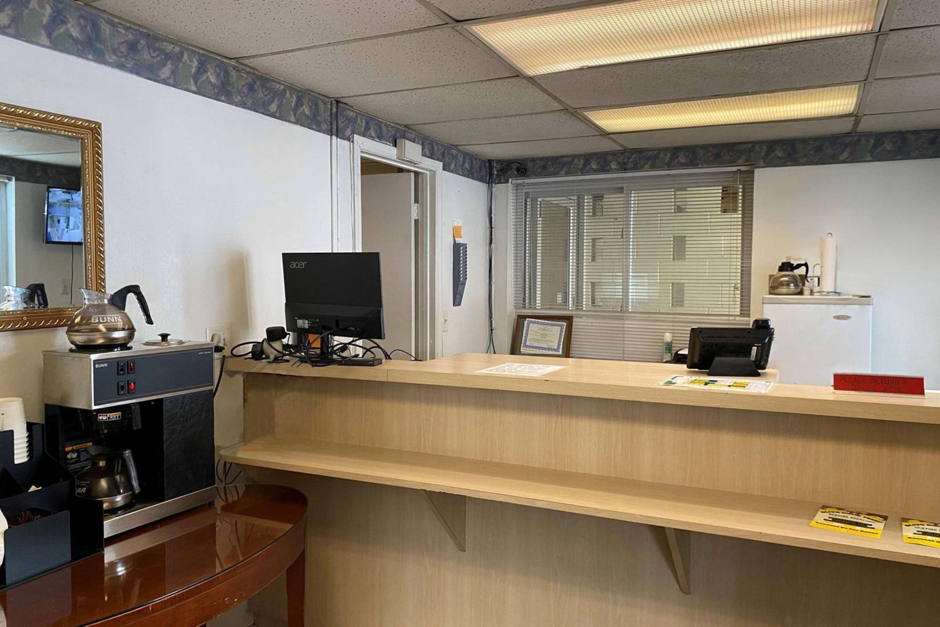 Super 8 by Wyndham Rockford South photo 1