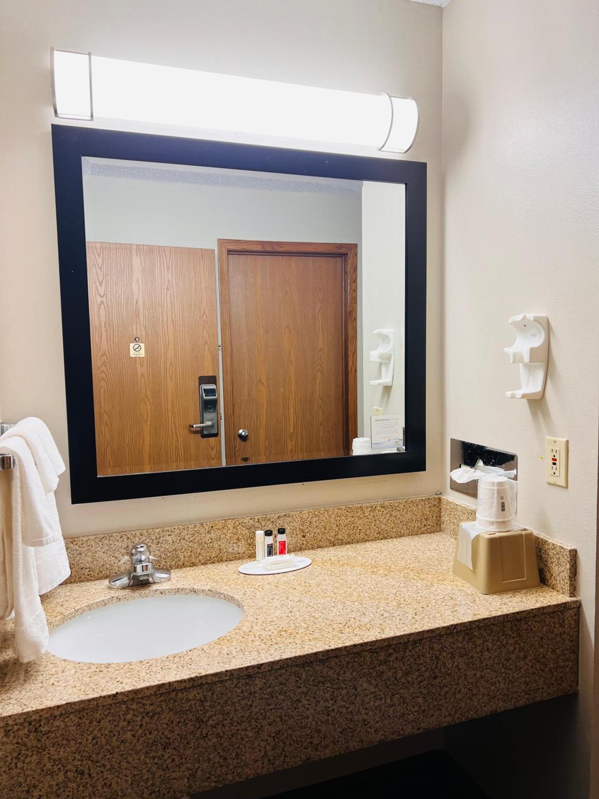 Super 8 by Wyndham Humboldt photo 45