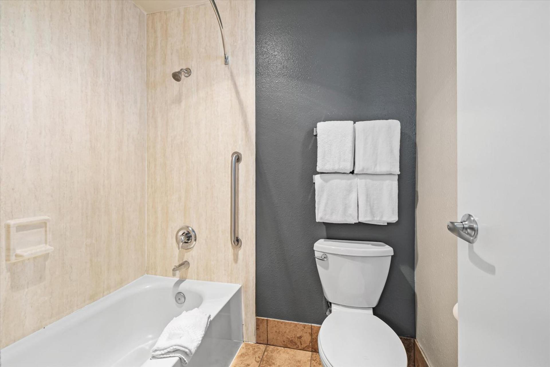 Bend Inn & Suites photo 16