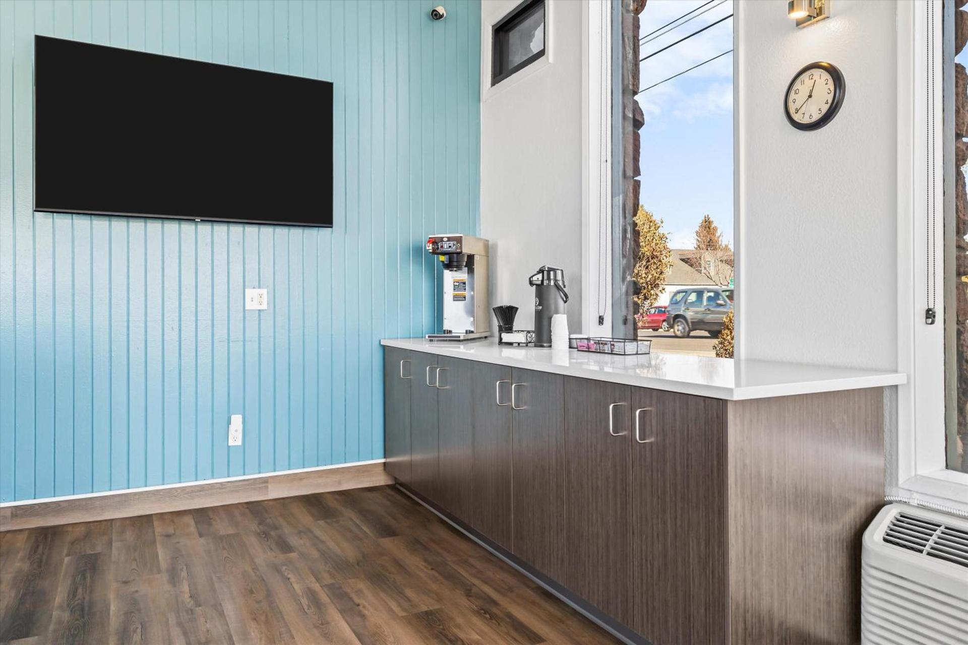Bend Inn & Suites photo 14