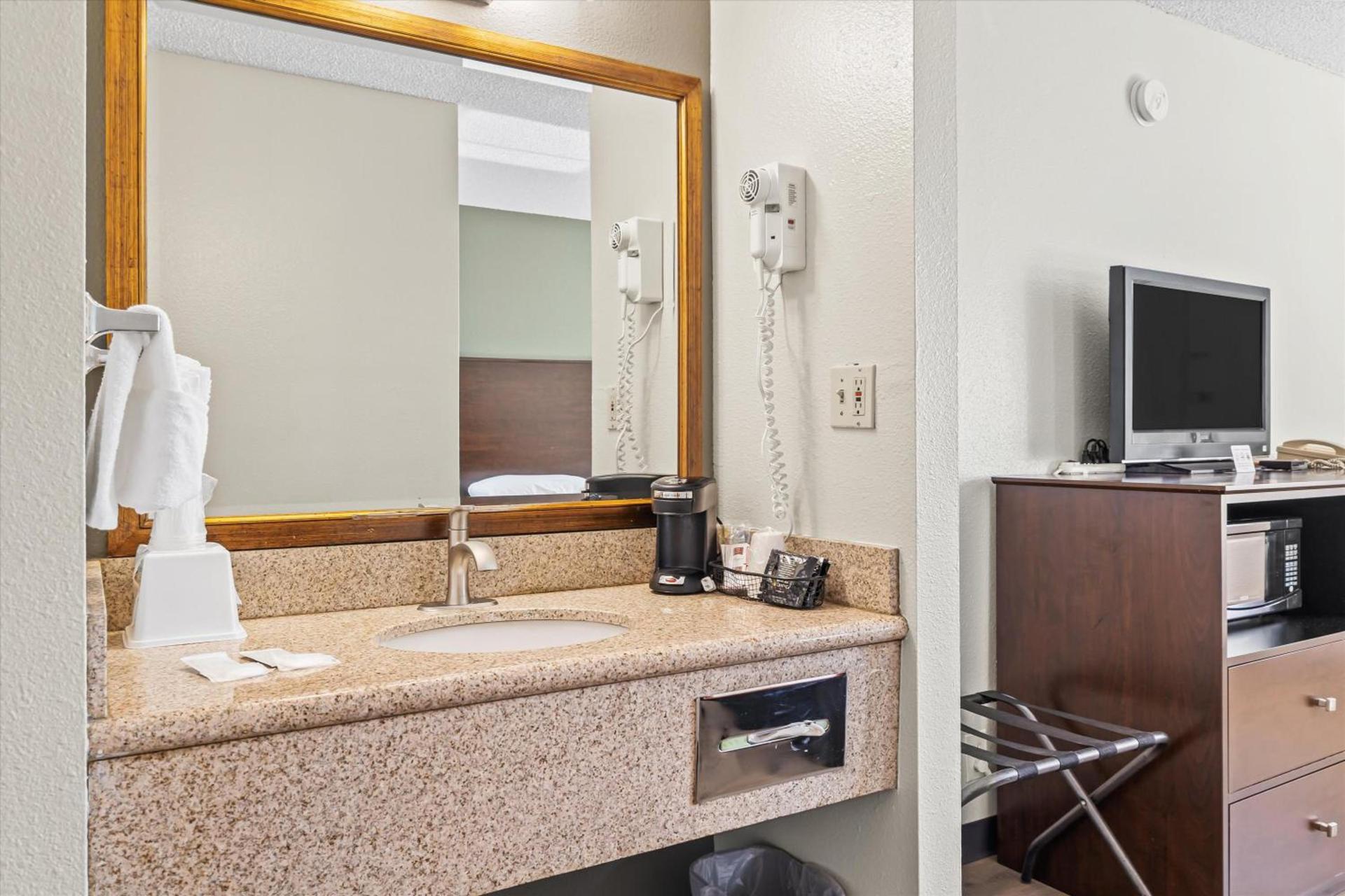 Bend Inn & Suites photo 7