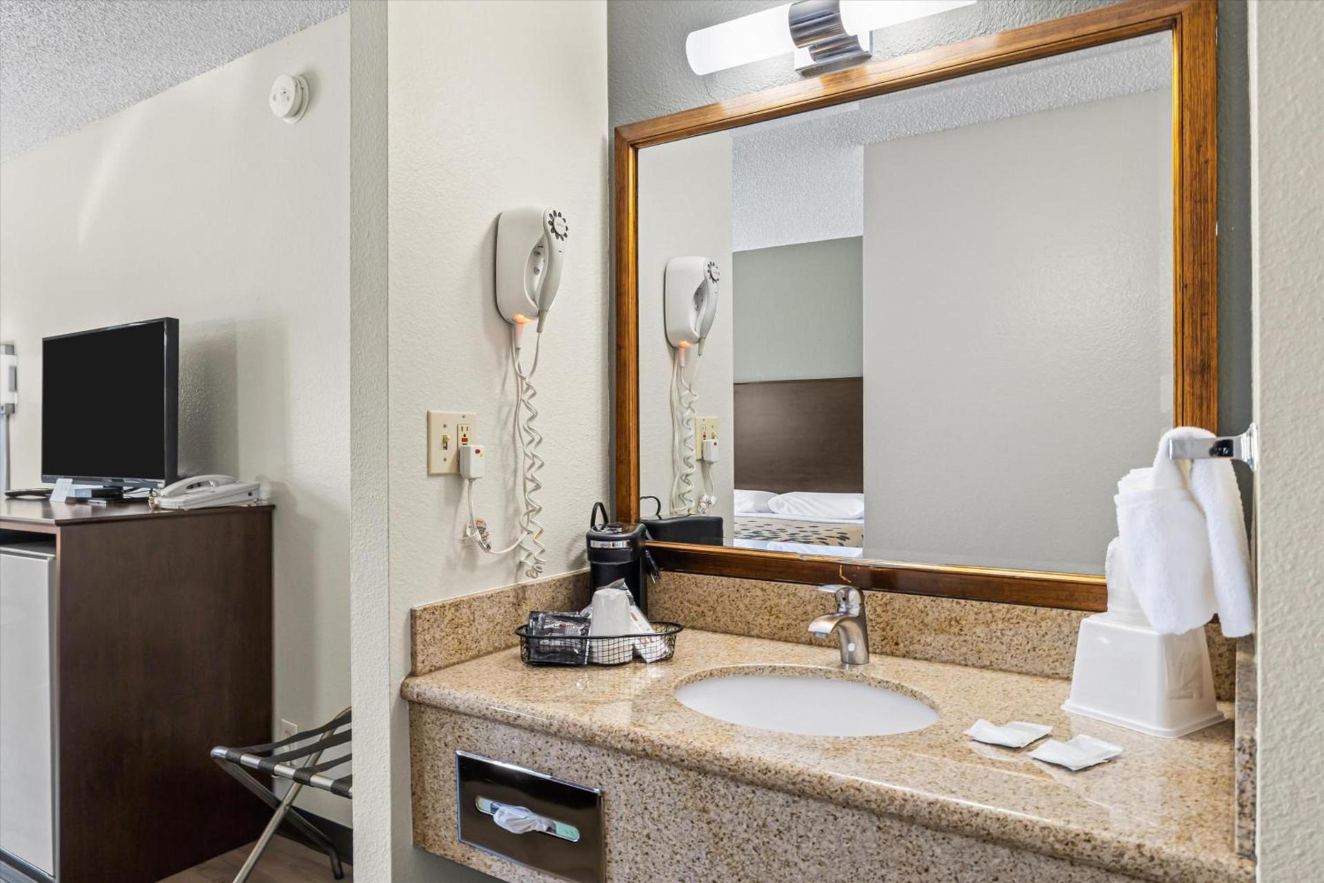 Bend Inn & Suites photo 8