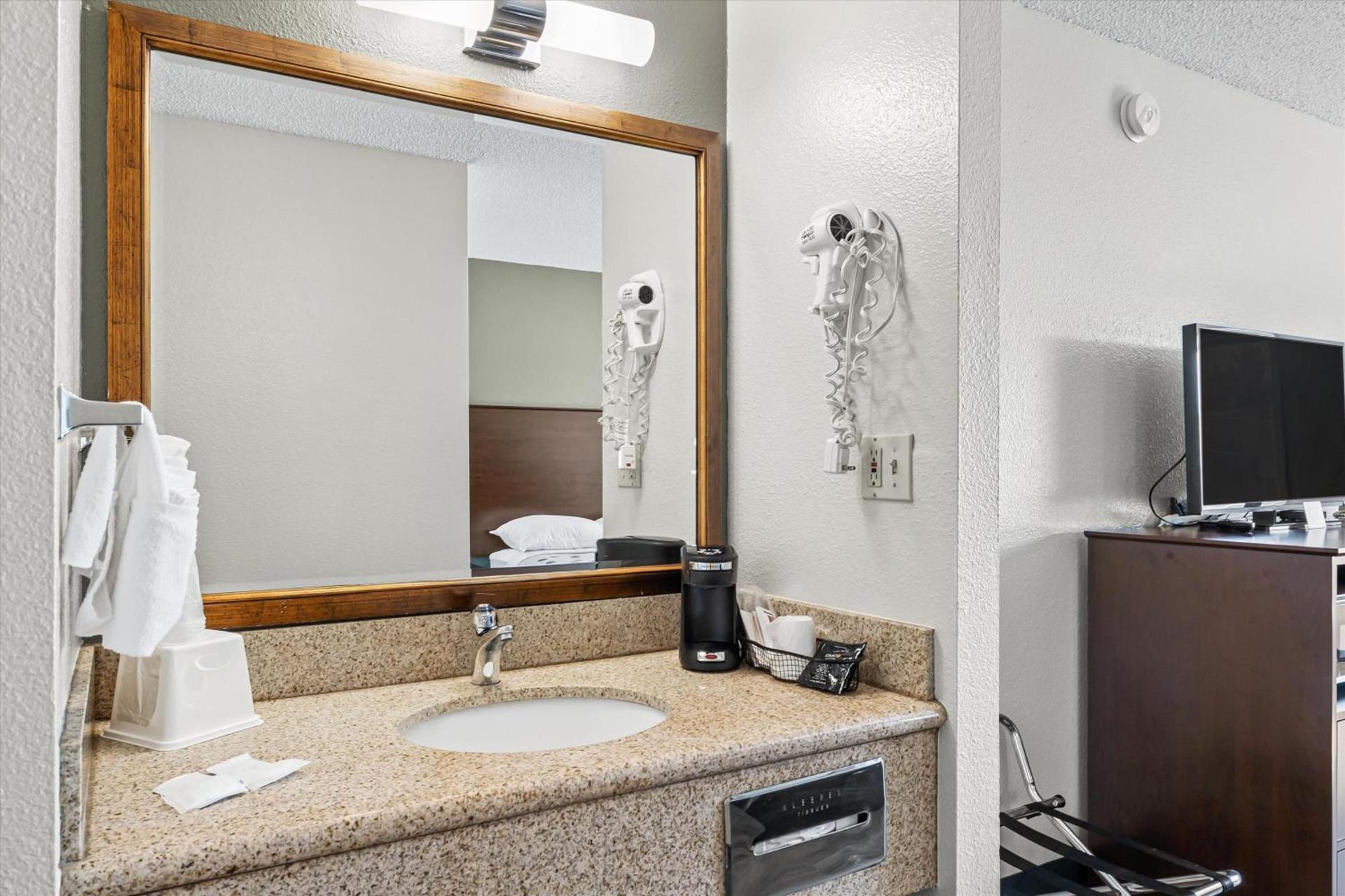 Bend Inn & Suites photo 10