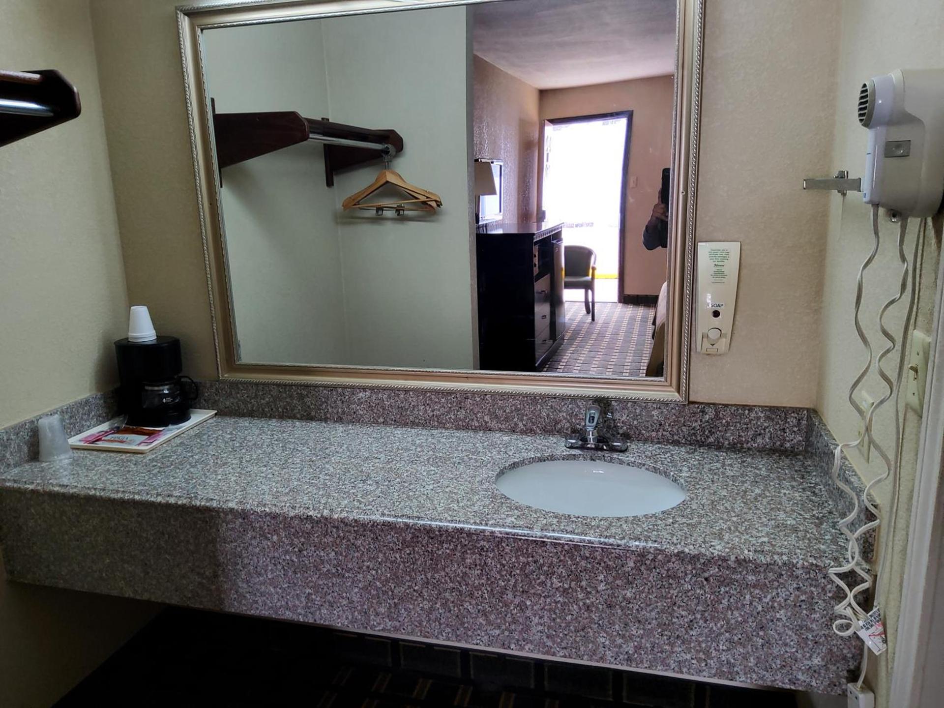 Budget Inn photo 15