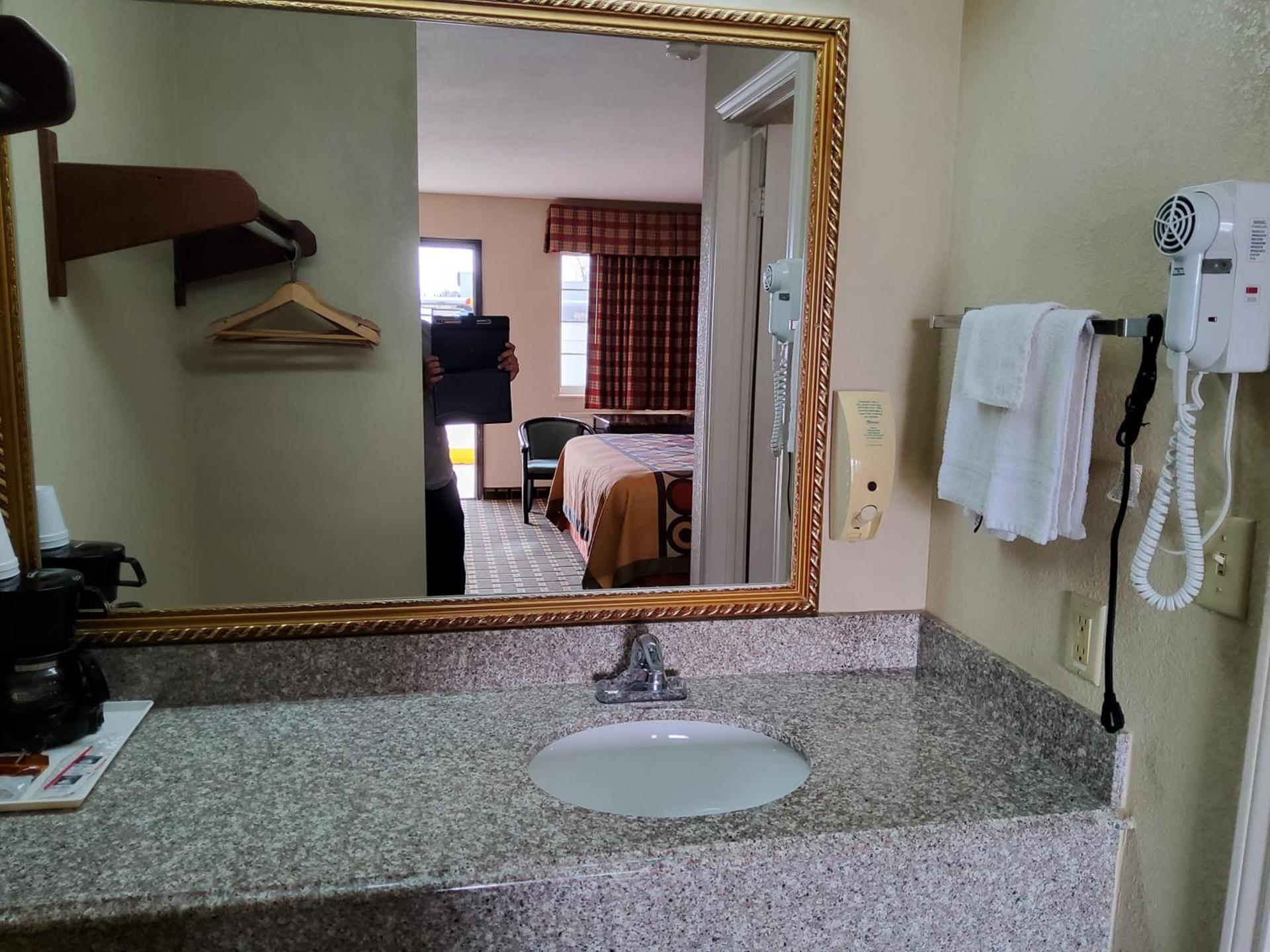 Budget Inn photo 34