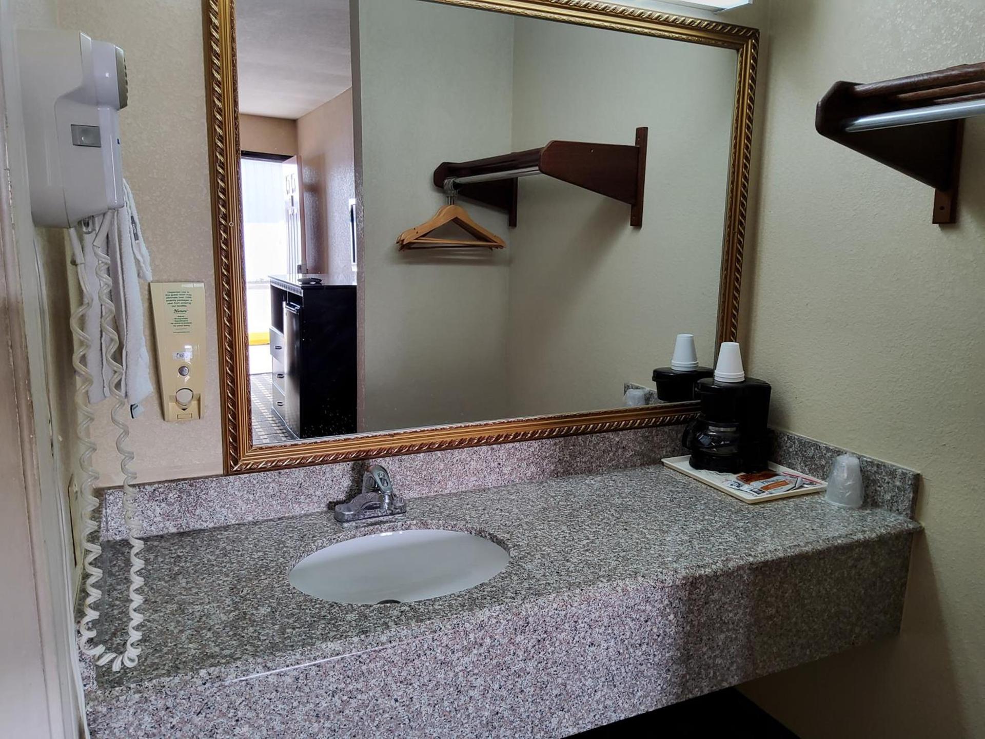 Budget Inn photo 18