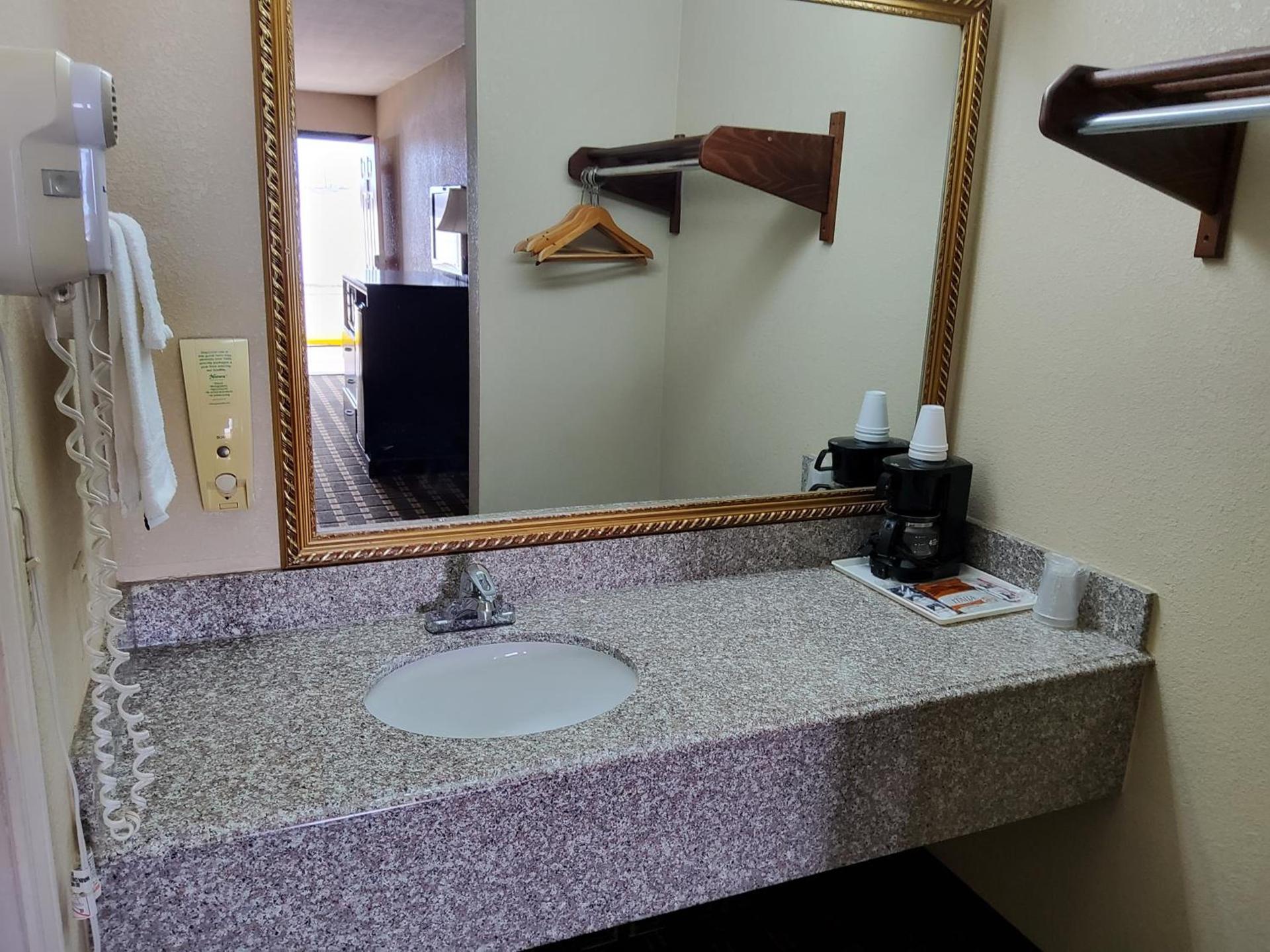 Budget Inn photo 28