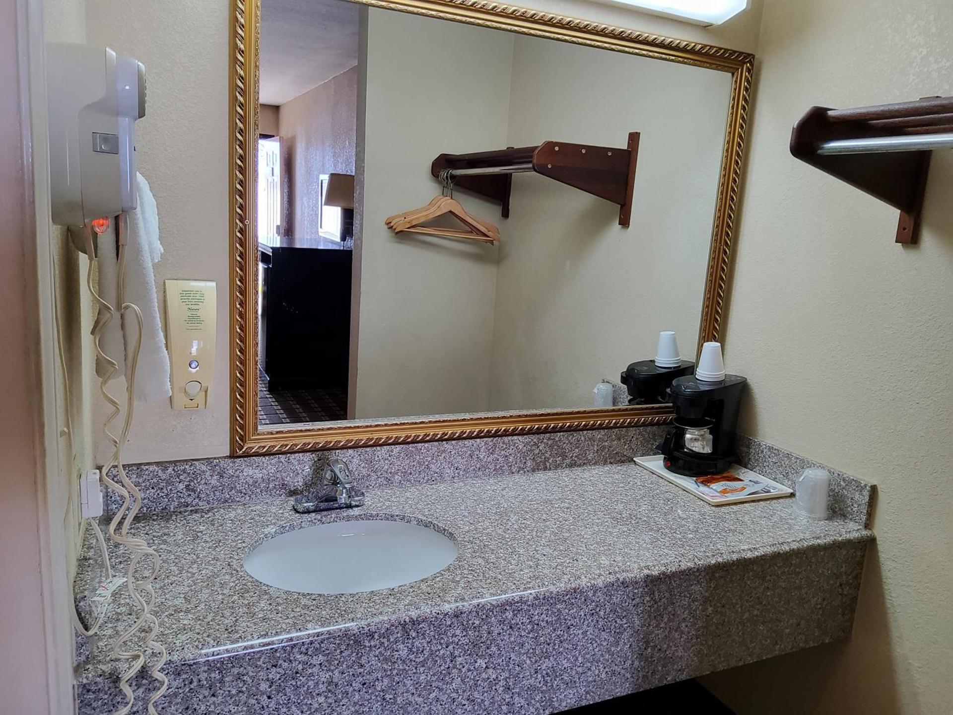 Budget Inn photo 30