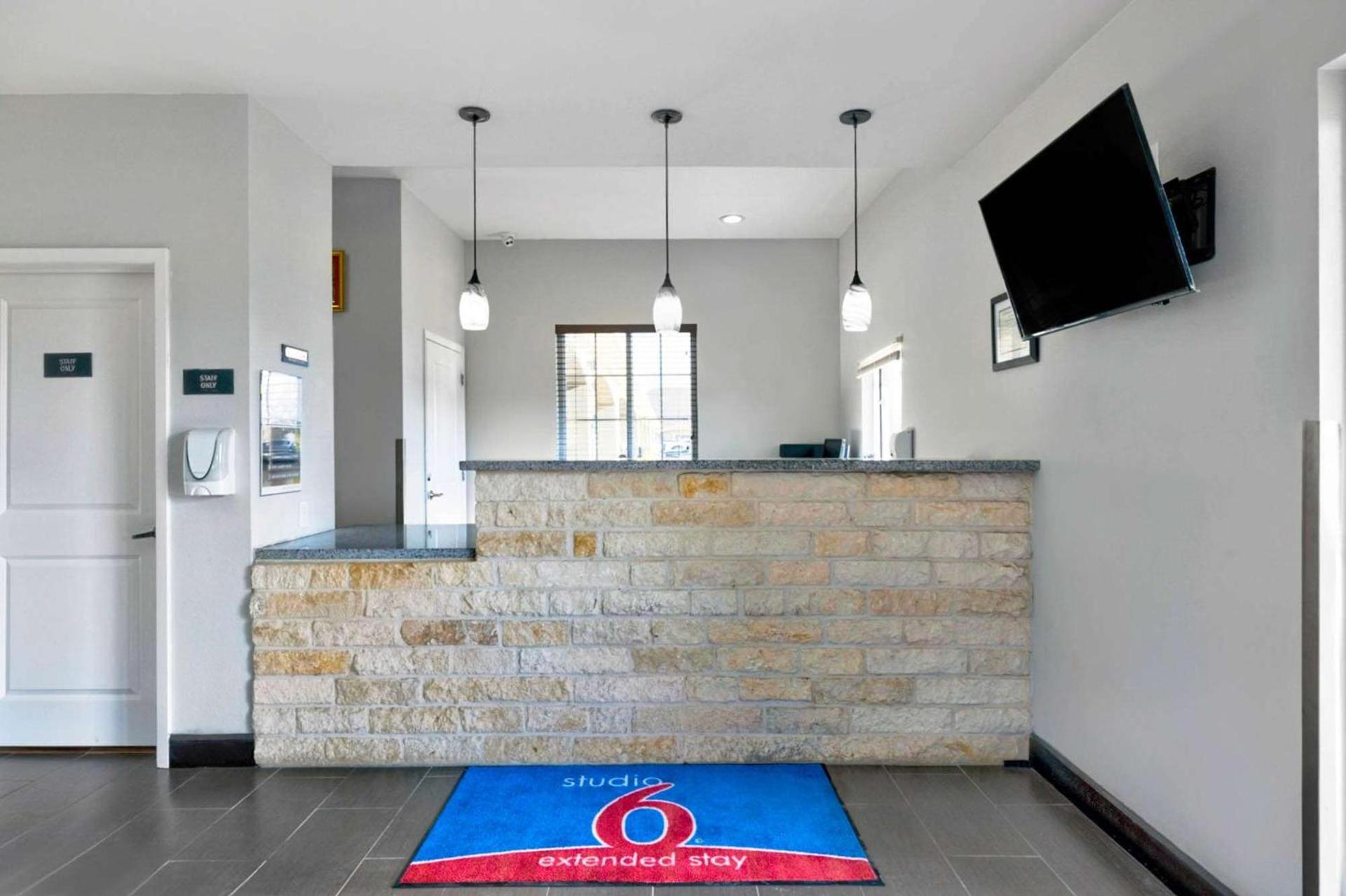 Studio 6-Pleasanton, TX photo 24
