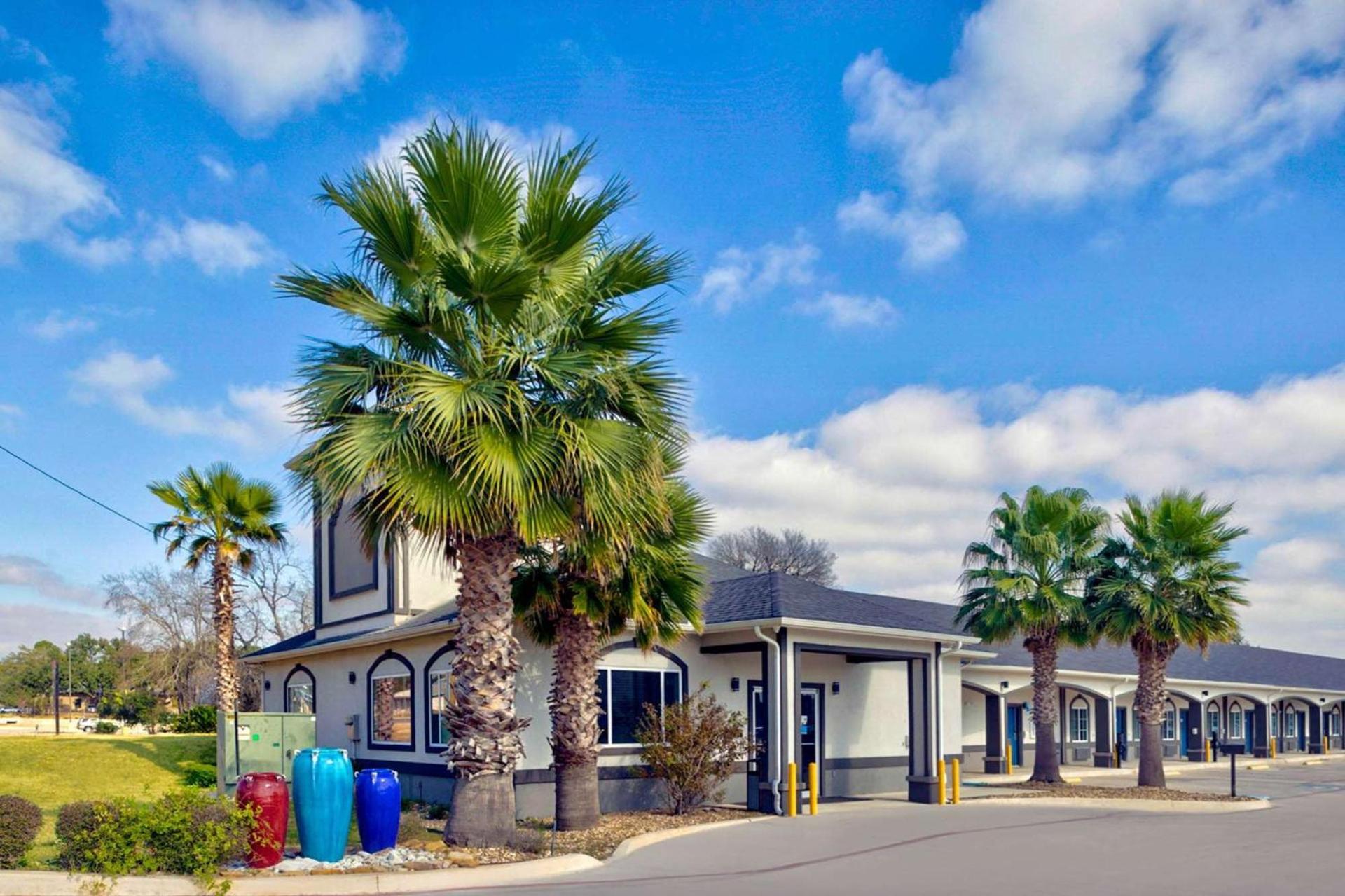 Studio 6-Pleasanton, TX photo 2