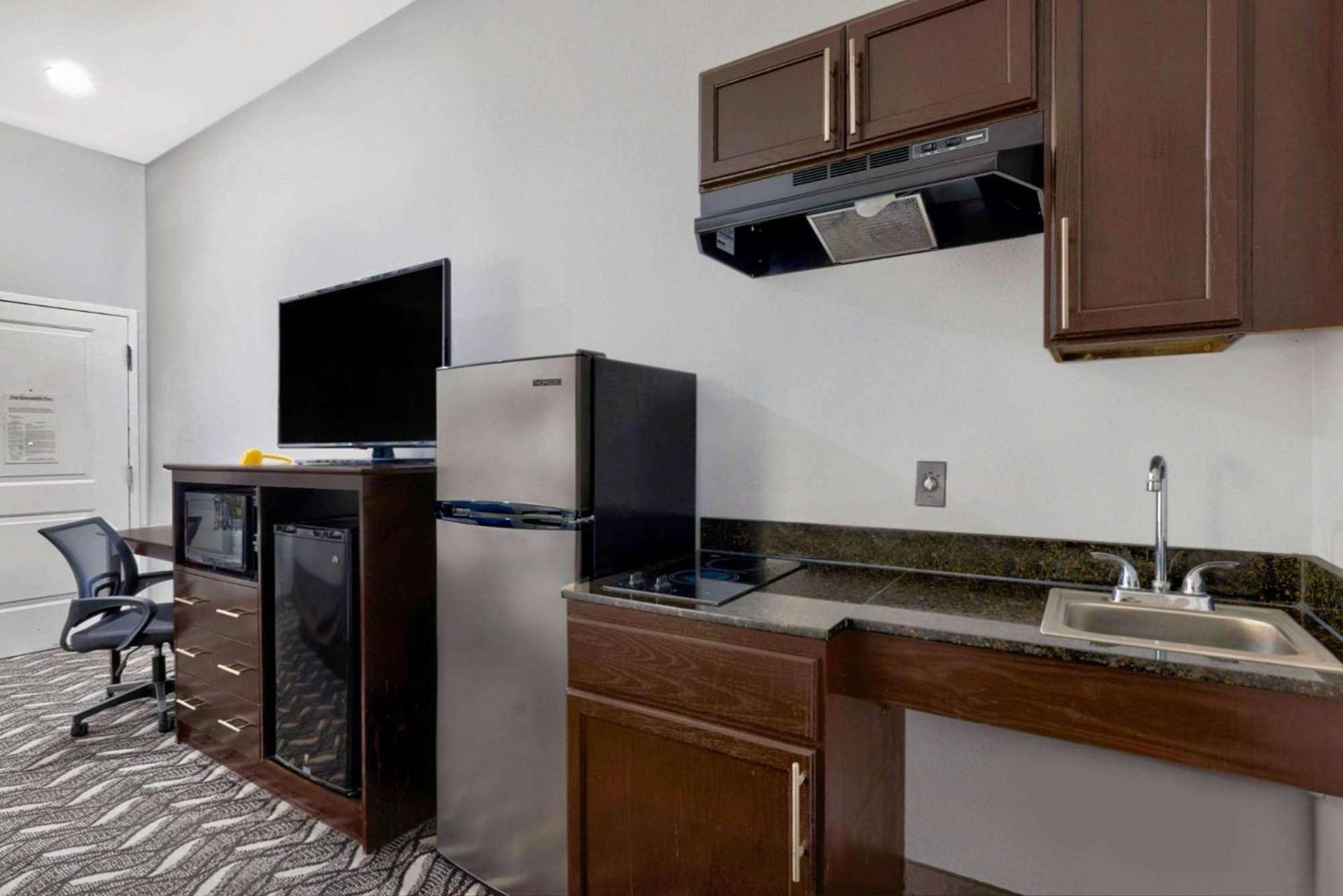 Studio 6-Pleasanton, TX photo 17