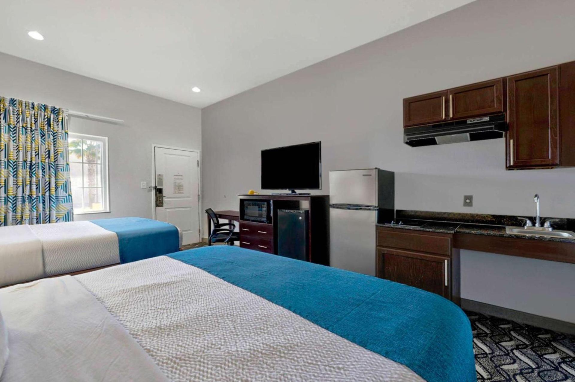 Studio 6-Pleasanton, TX photo 12