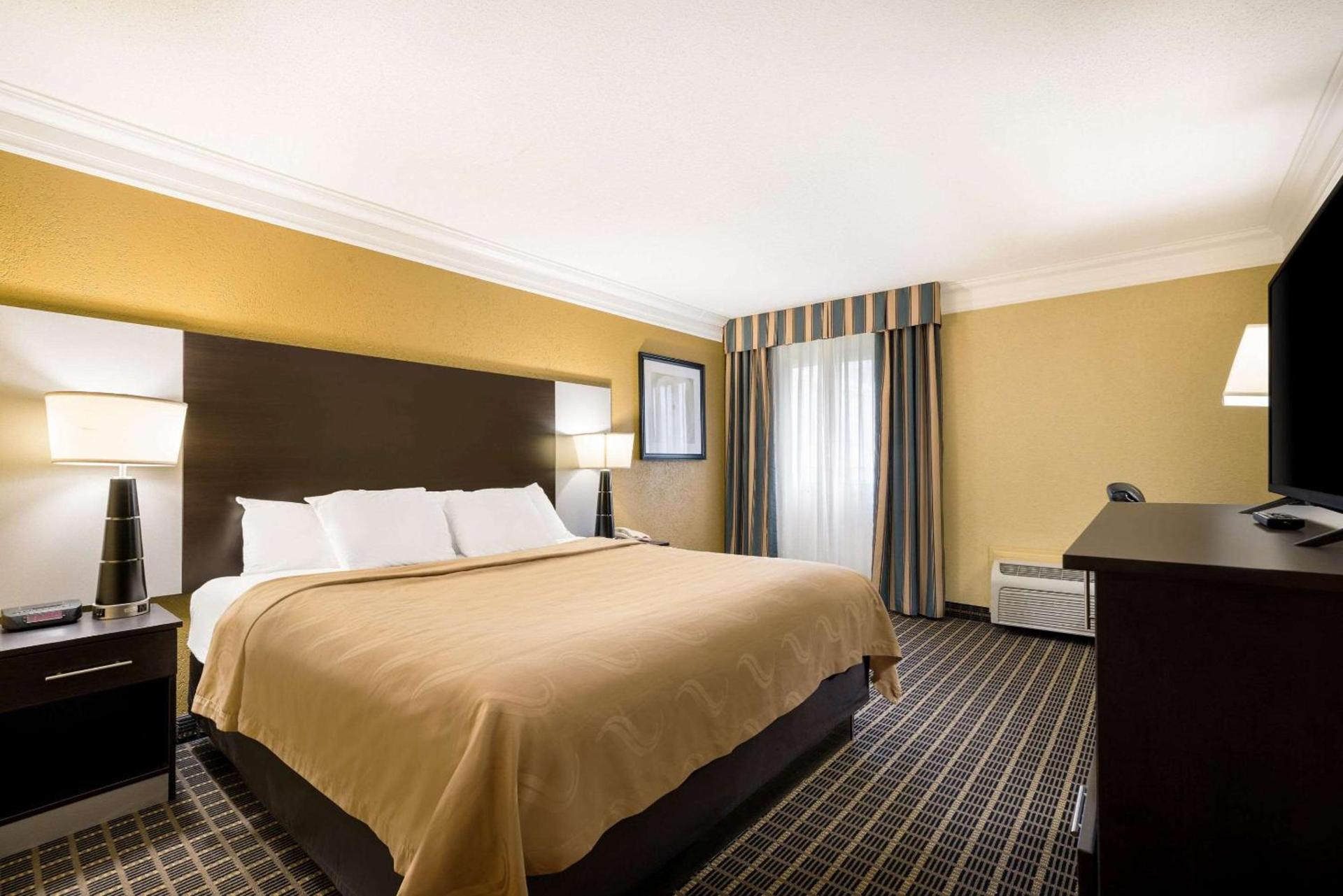 Quality Inn & Suites Syracuse Fairgrounds photo 9