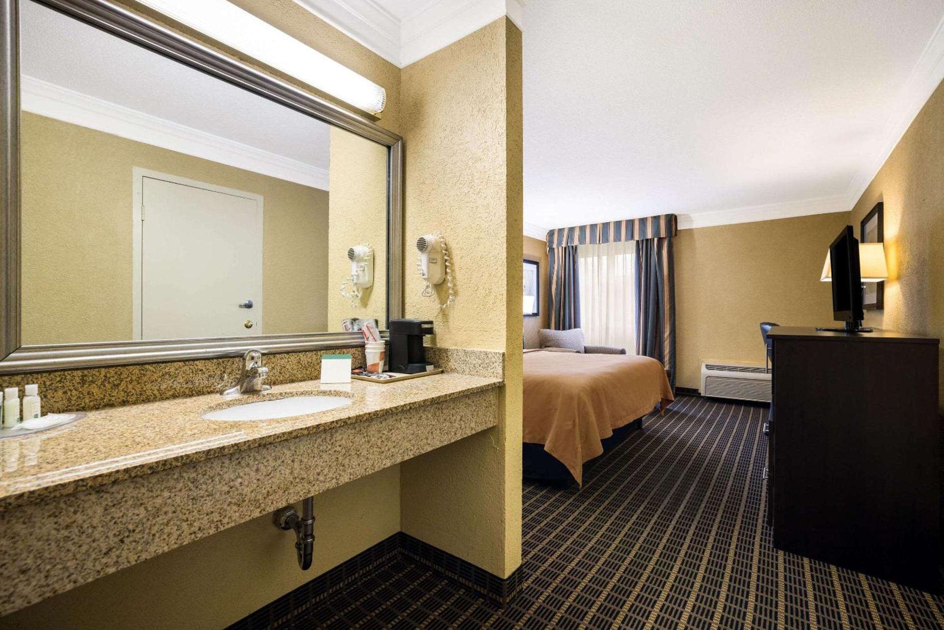 Quality Inn & Suites Syracuse Fairgrounds photo 11