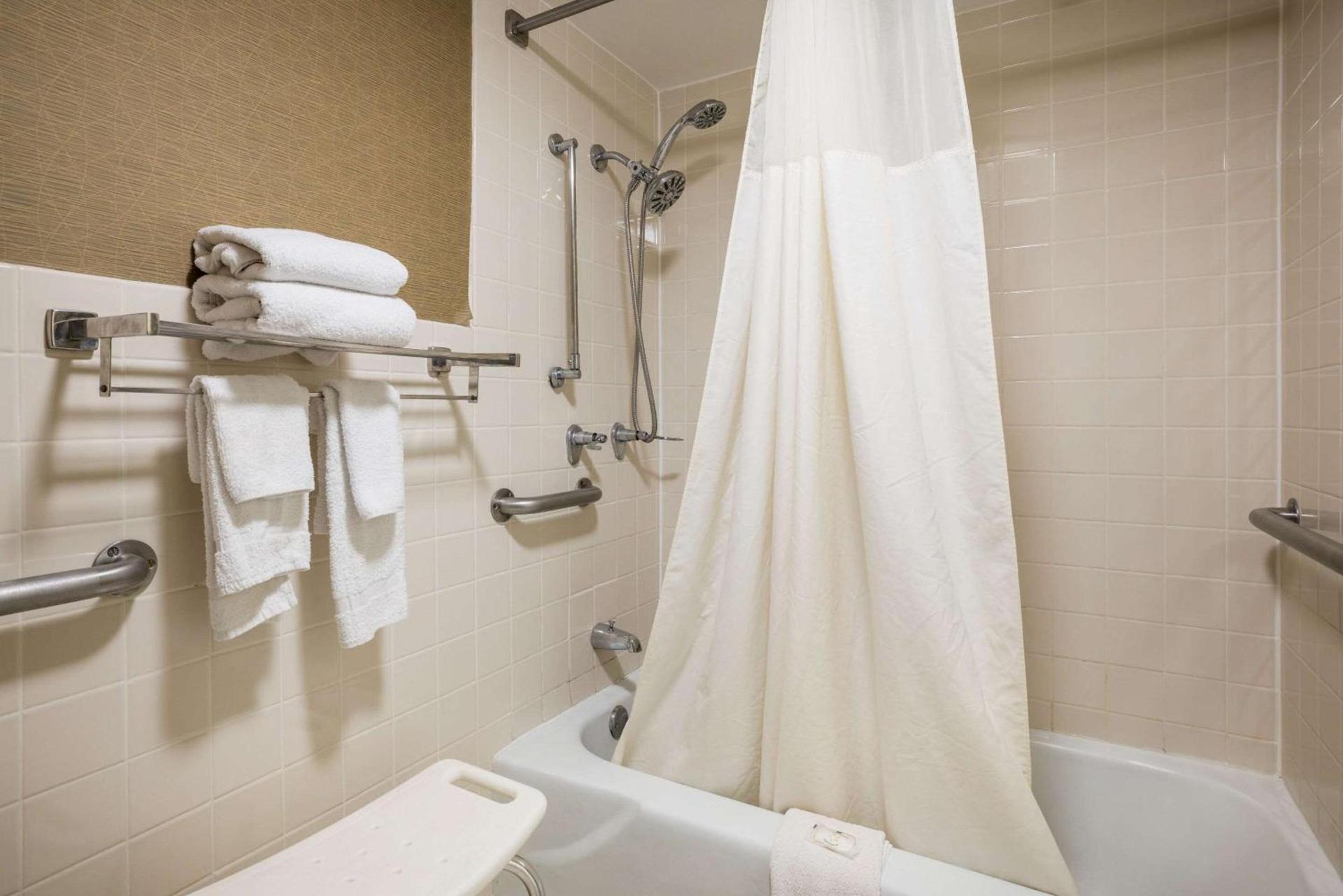 Quality Inn & Suites Syracuse Fairgrounds photo 15