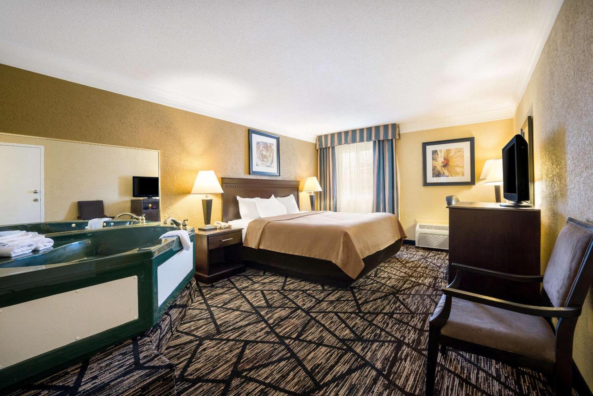 Quality Inn & Suites Syracuse Fairgrounds photo 20