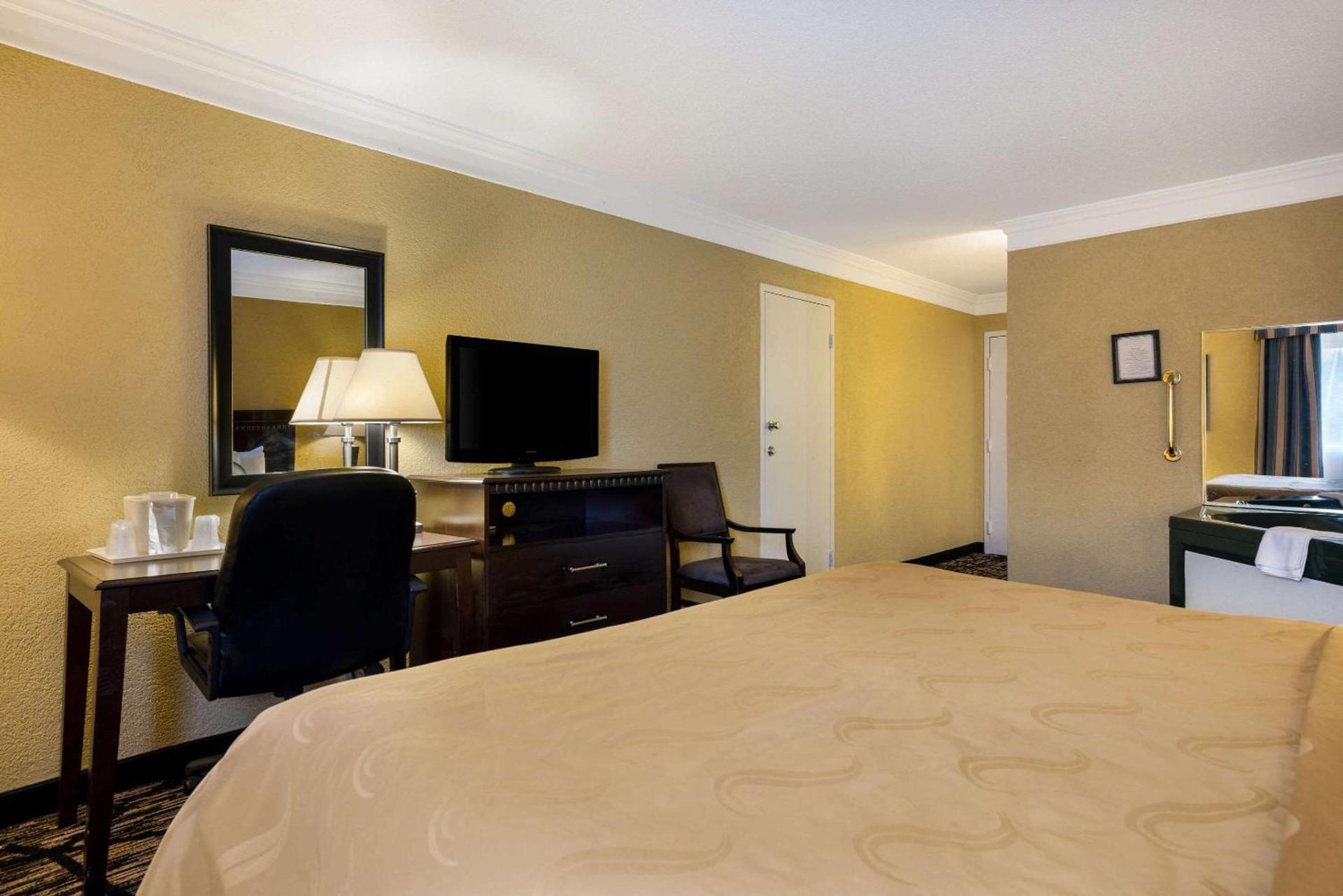 Quality Inn & Suites Syracuse Fairgrounds photo 21
