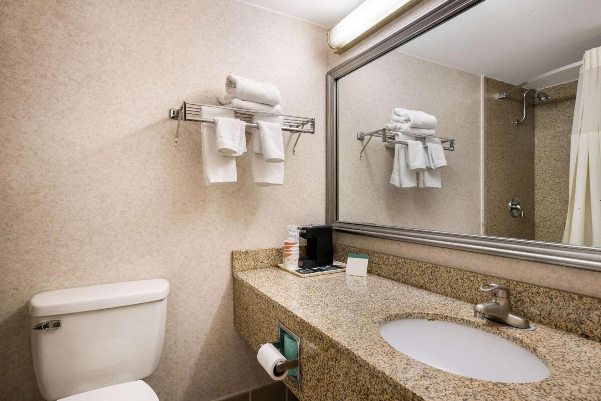 Quality Inn & Suites Syracuse Fairgrounds photo 23