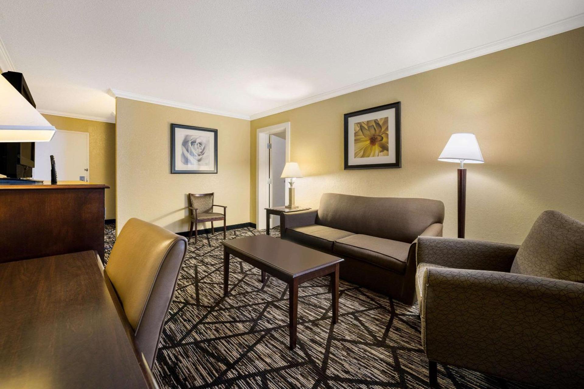 Quality Inn & Suites Syracuse Fairgrounds photo 29