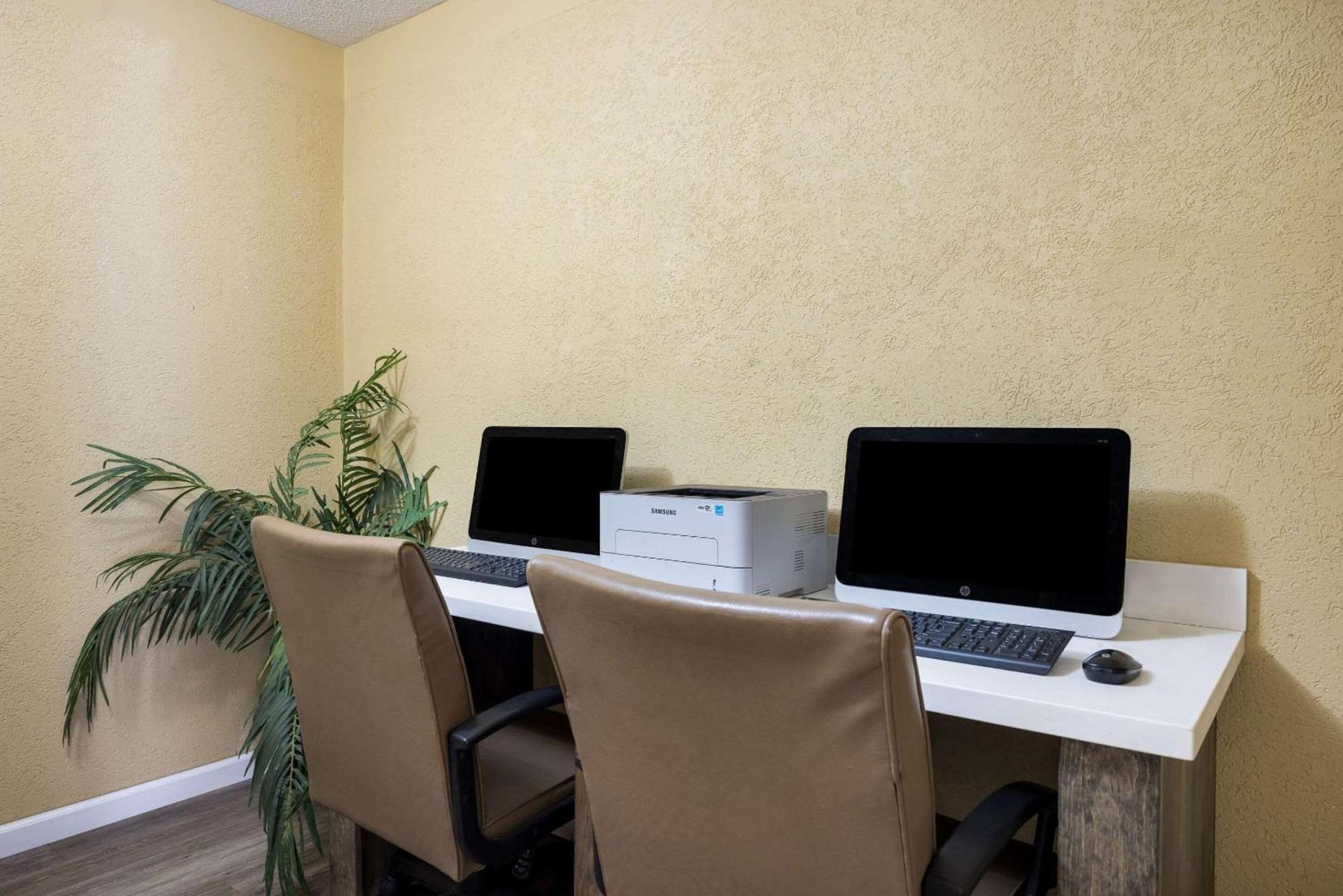 Quality Inn & Suites Syracuse Fairgrounds photo 33