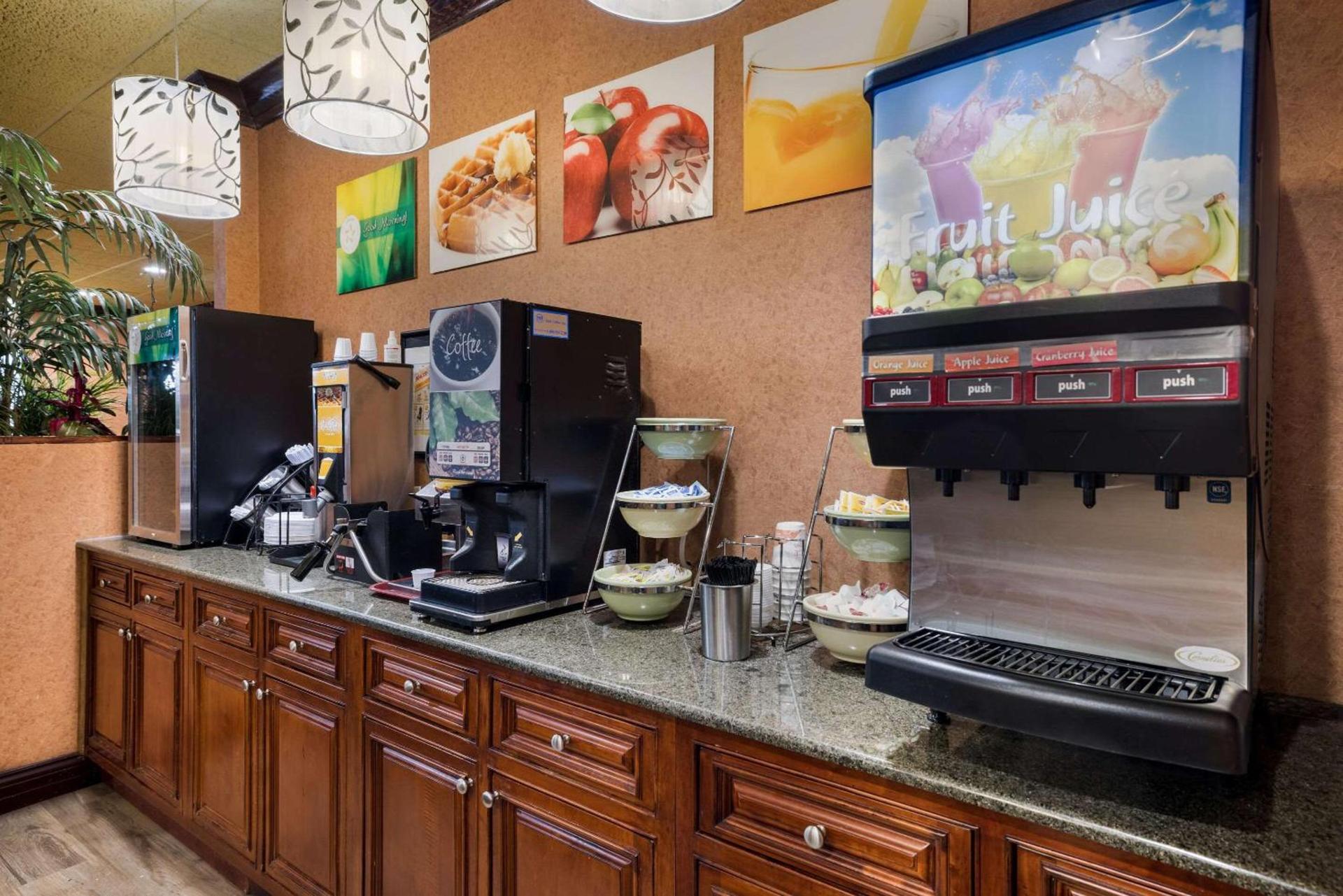 Quality Inn & Suites Syracuse Fairgrounds photo 36