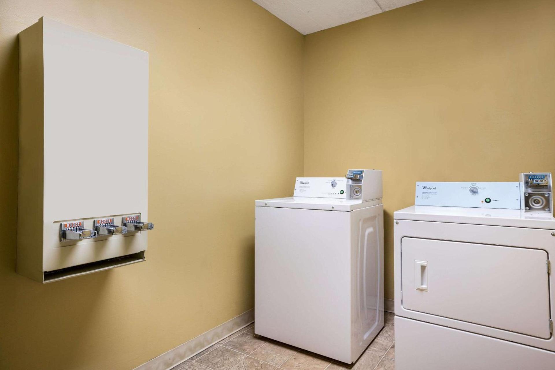 Quality Inn & Suites Syracuse Fairgrounds photo 40