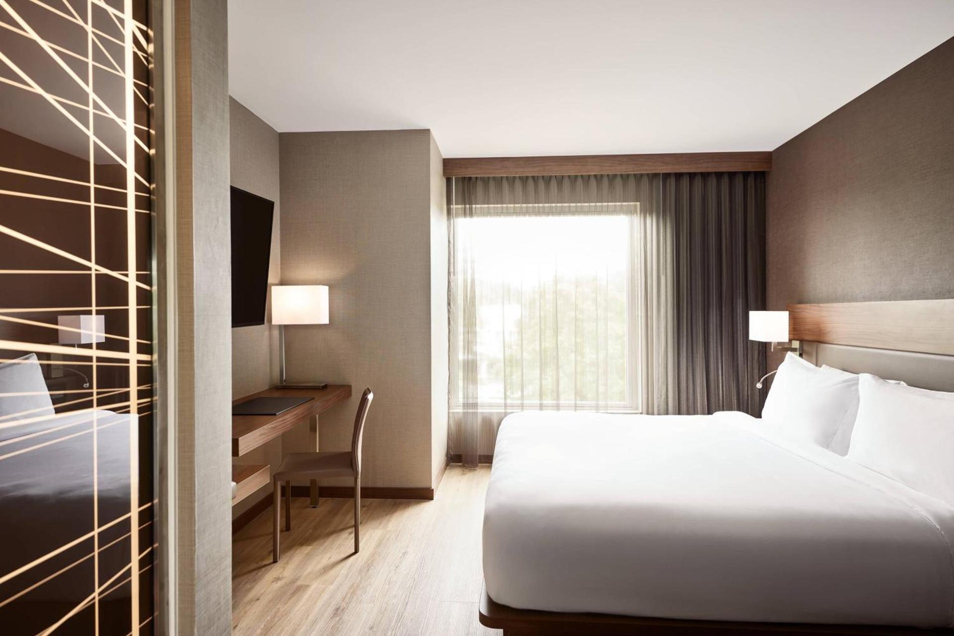 AC Hotel by Marriott Atlanta Perimeter photo 11