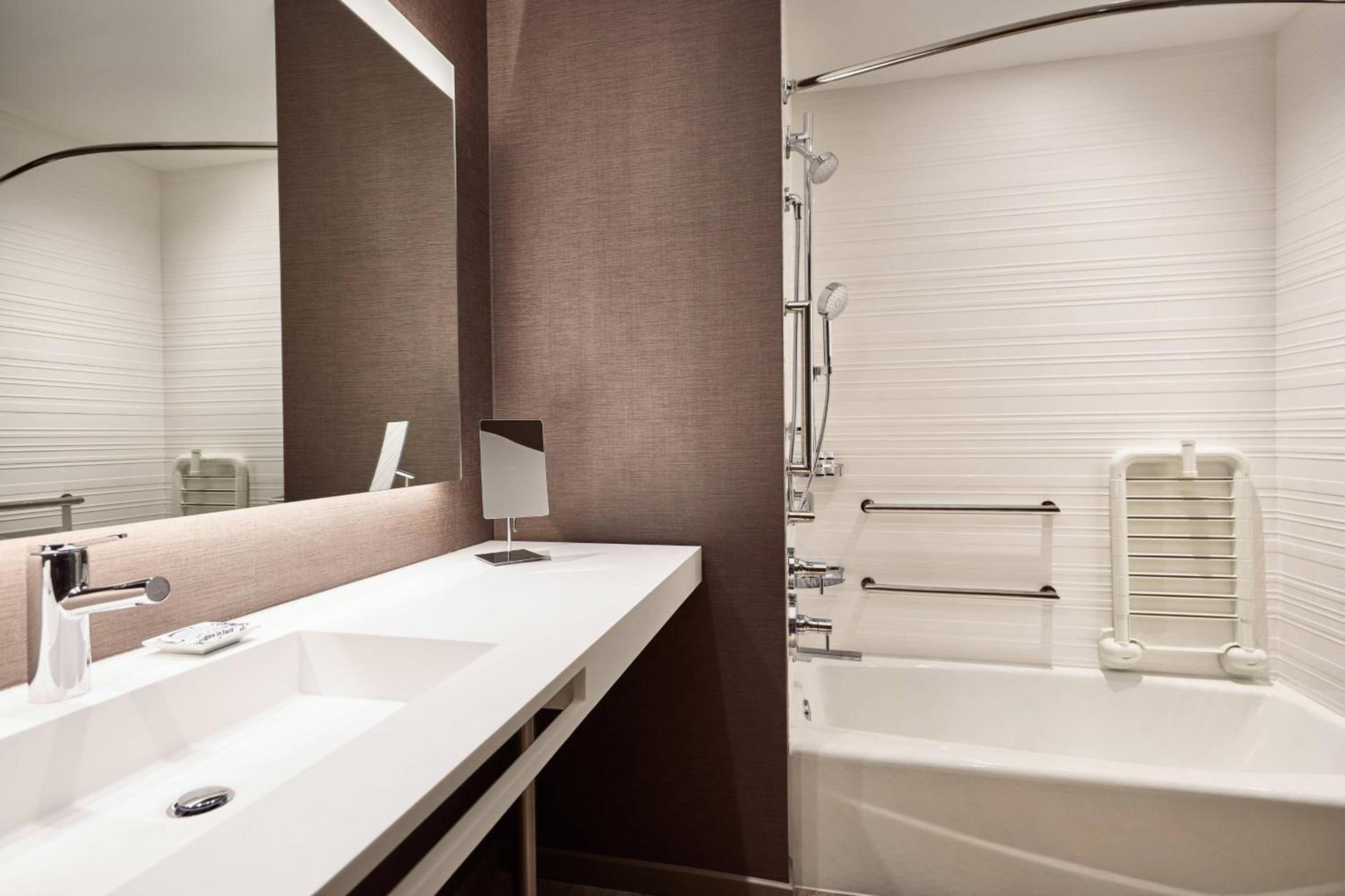 AC Hotel by Marriott Atlanta Perimeter photo 18