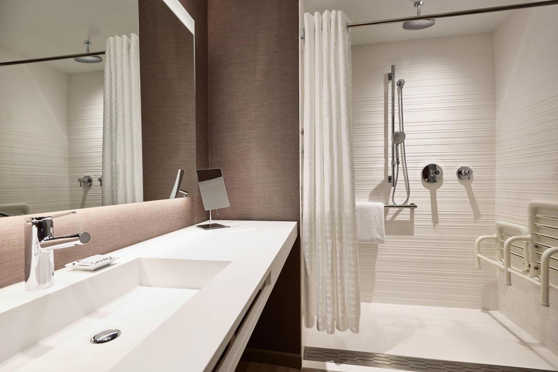 AC Hotel by Marriott Atlanta Perimeter photo 19