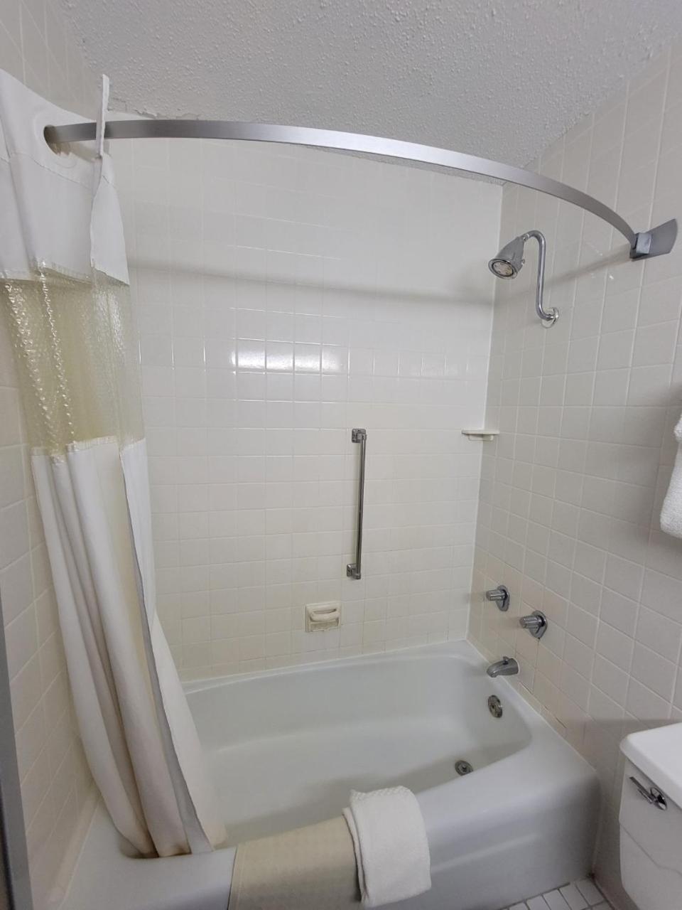 Ramada by Wyndham Angola/Fremont Area photo 57