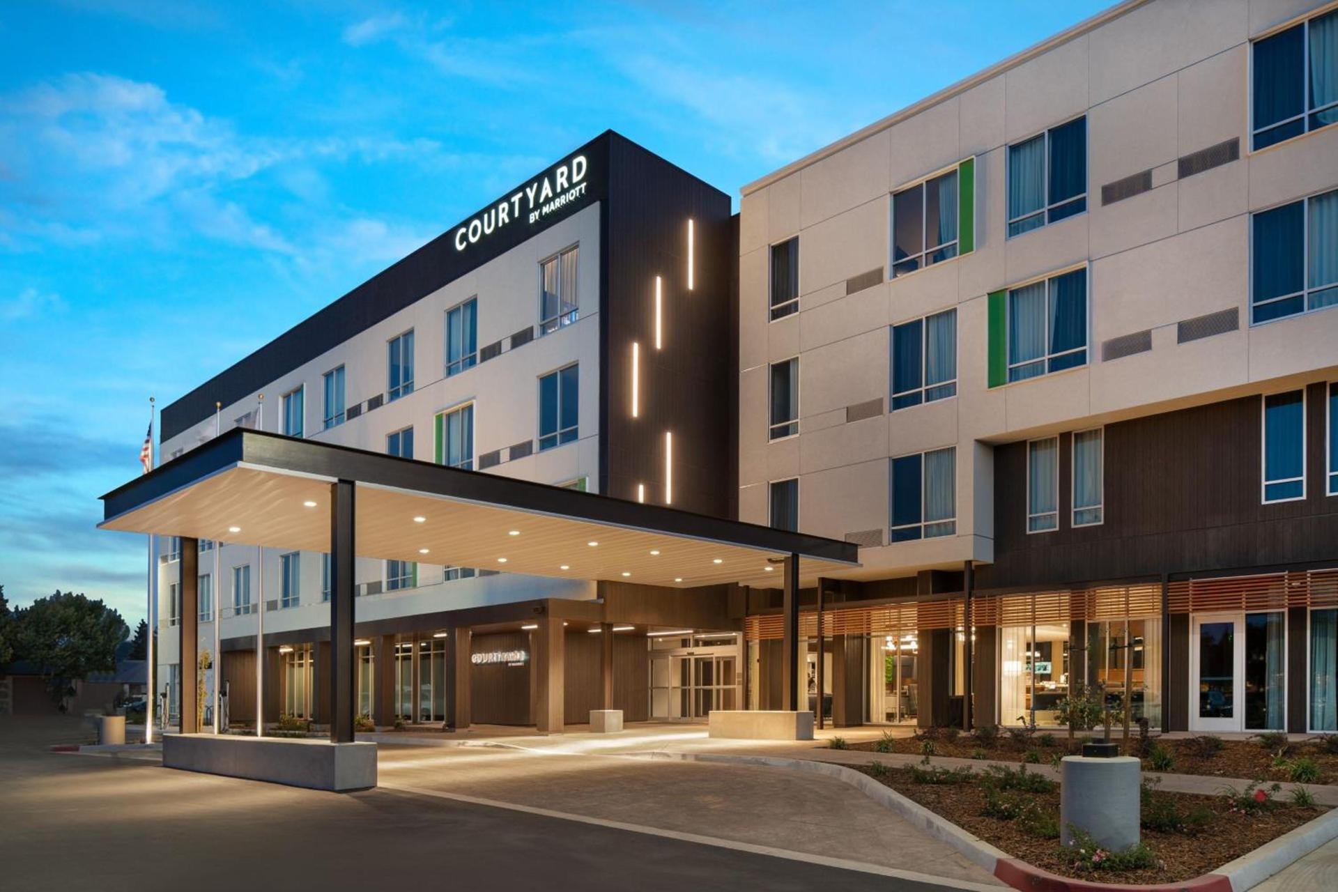 Courtyard by Marriott Fresno Clovis photo 2