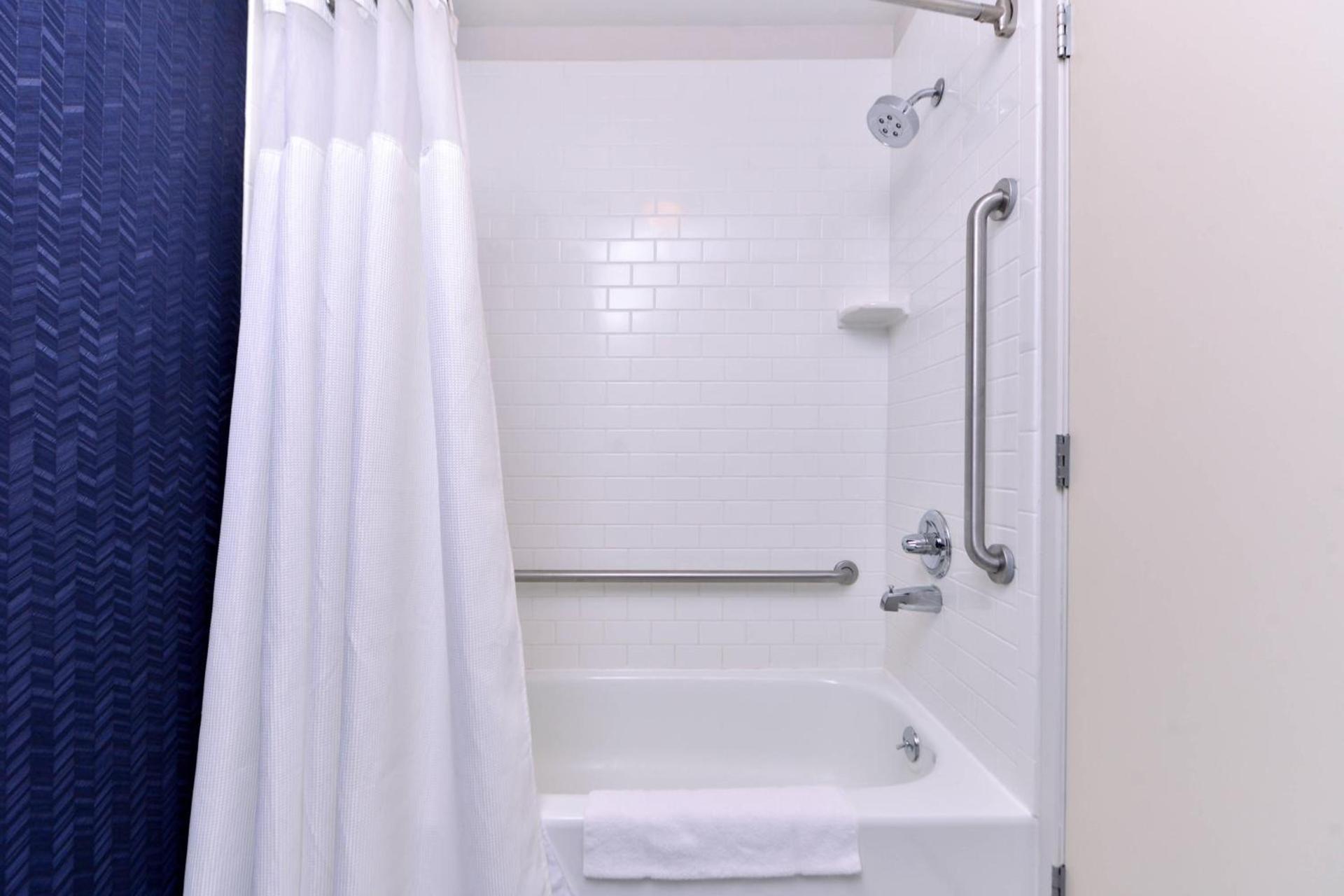Fairfield Inn and Suites Beloit photo 16