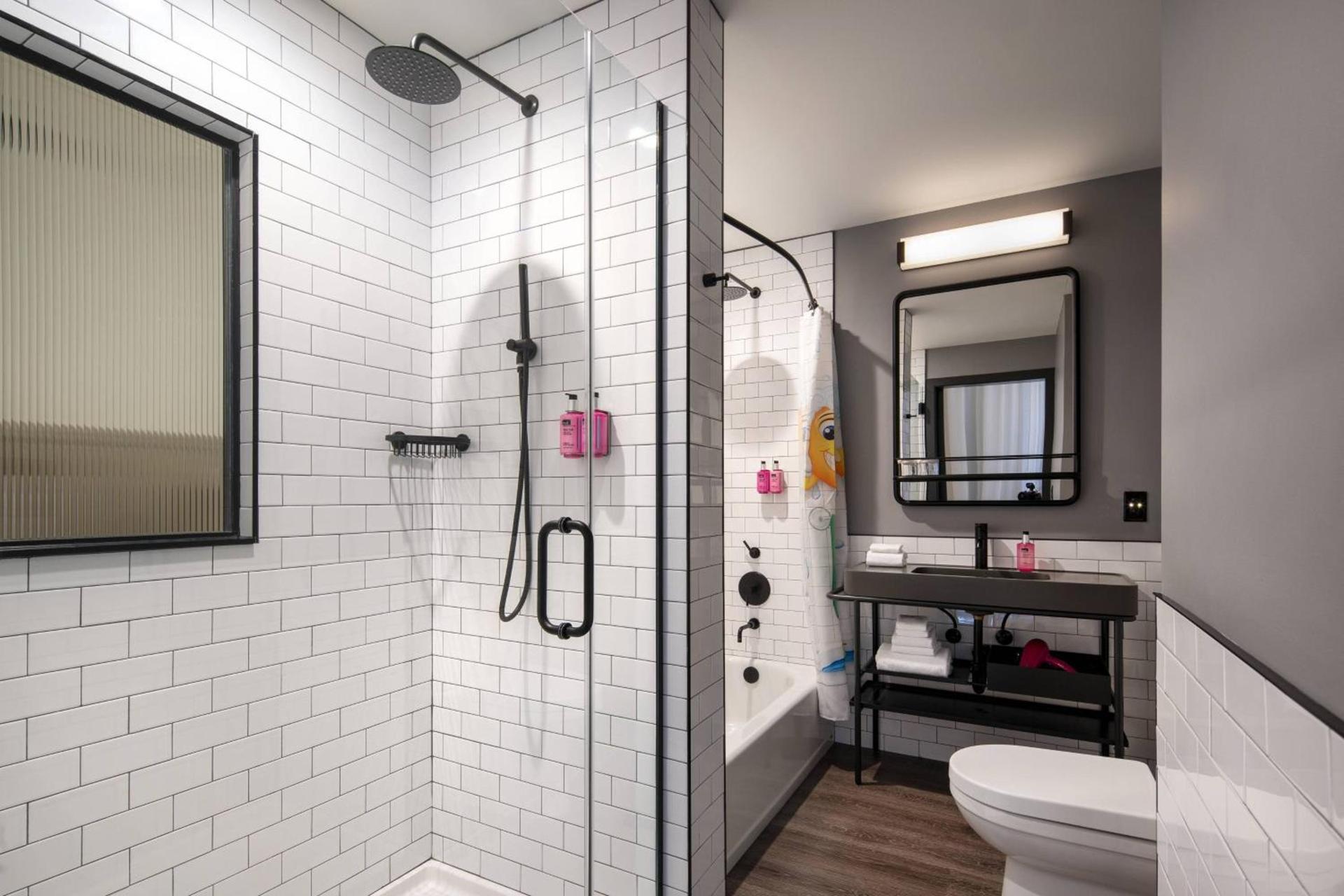 Moxy Nashville Vanderbilt Area photo 35