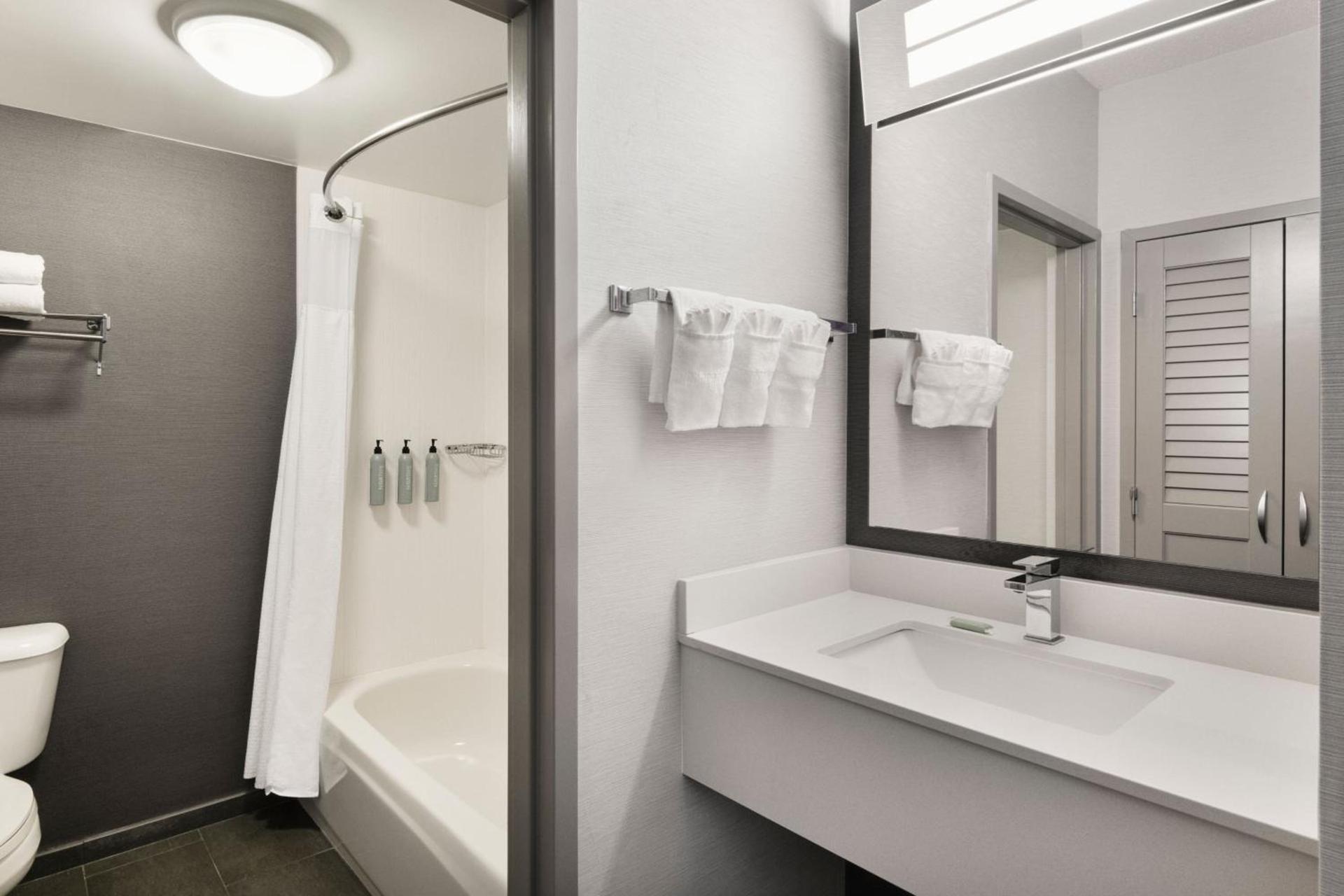Courtyard by Marriott Burlington photo 7